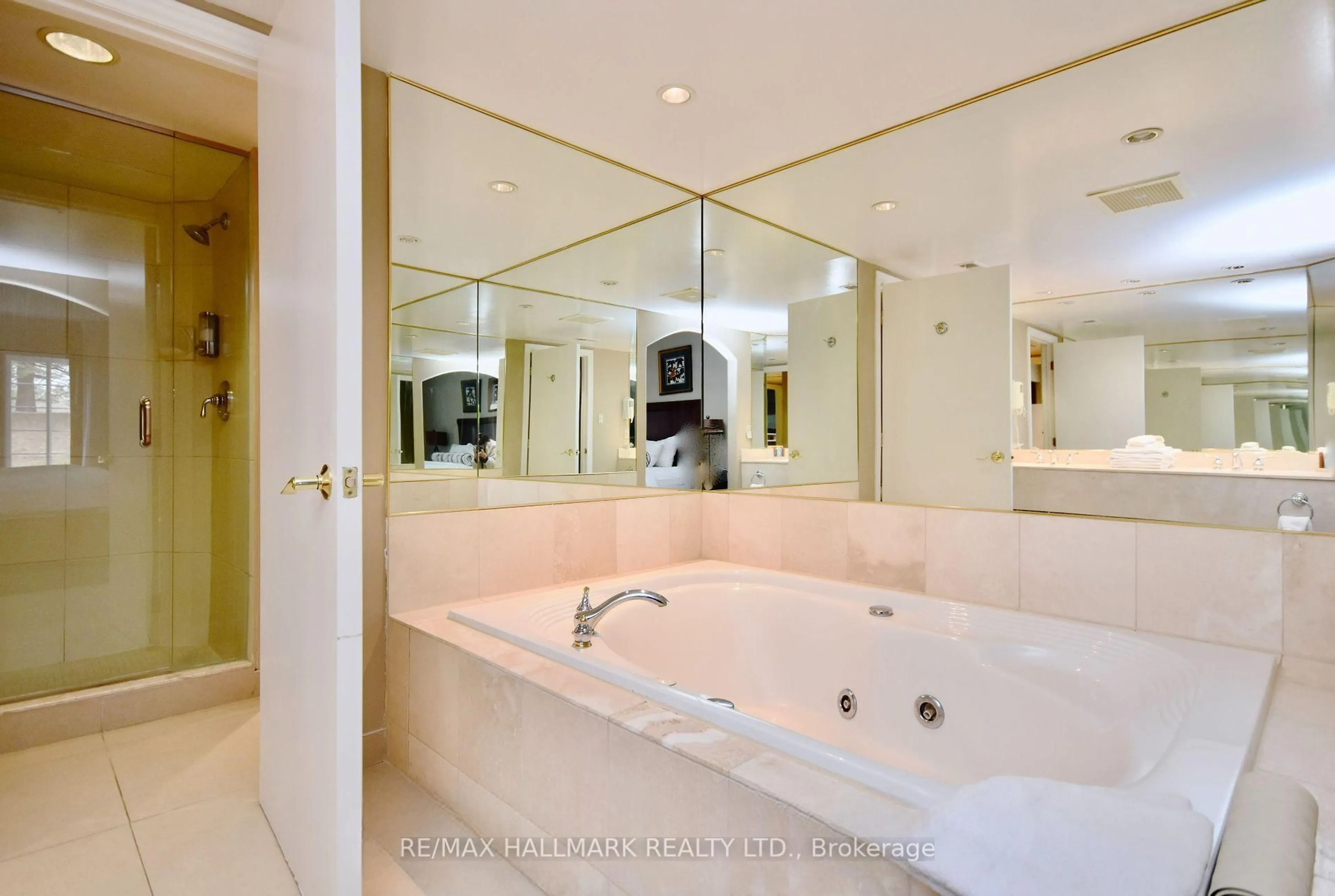 Contemporary bathroom, ceramic/tile floor for 90 Highland Dr #2014/15, Oro-Medonte Ontario L0L 2X0