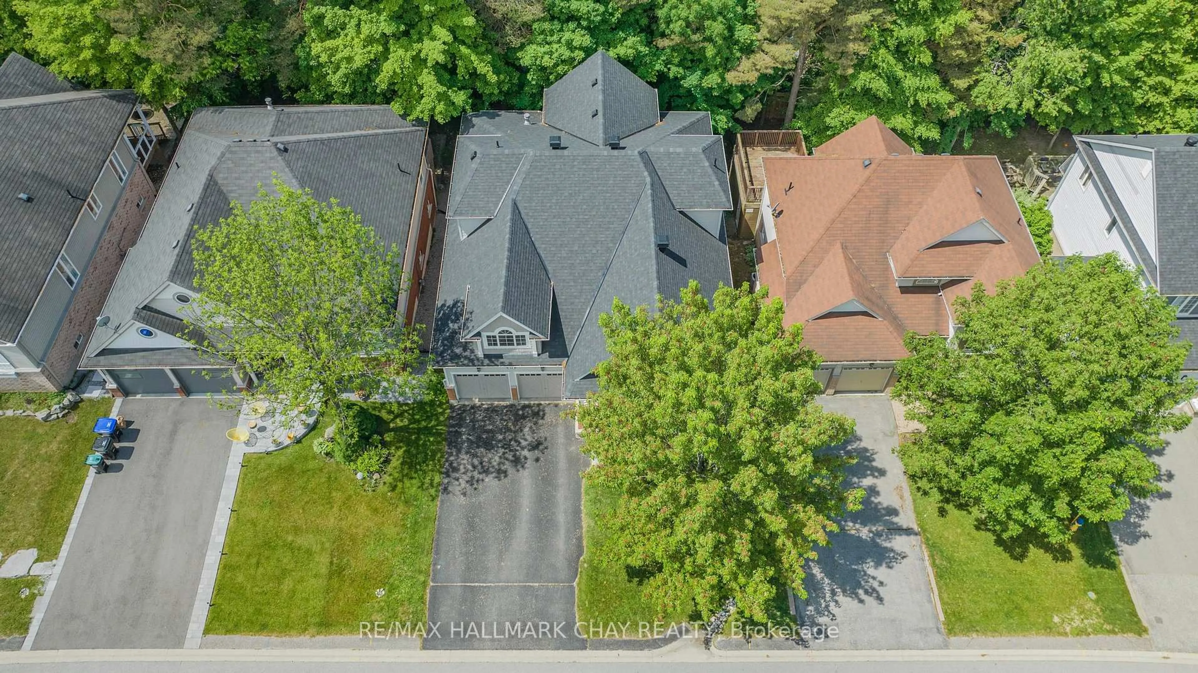 A pic from outside/outdoor area/front of a property/back of a property/a pic from drone, street for 14 Oakmont Ave, Oro-Medonte Ontario L0L 2L0
