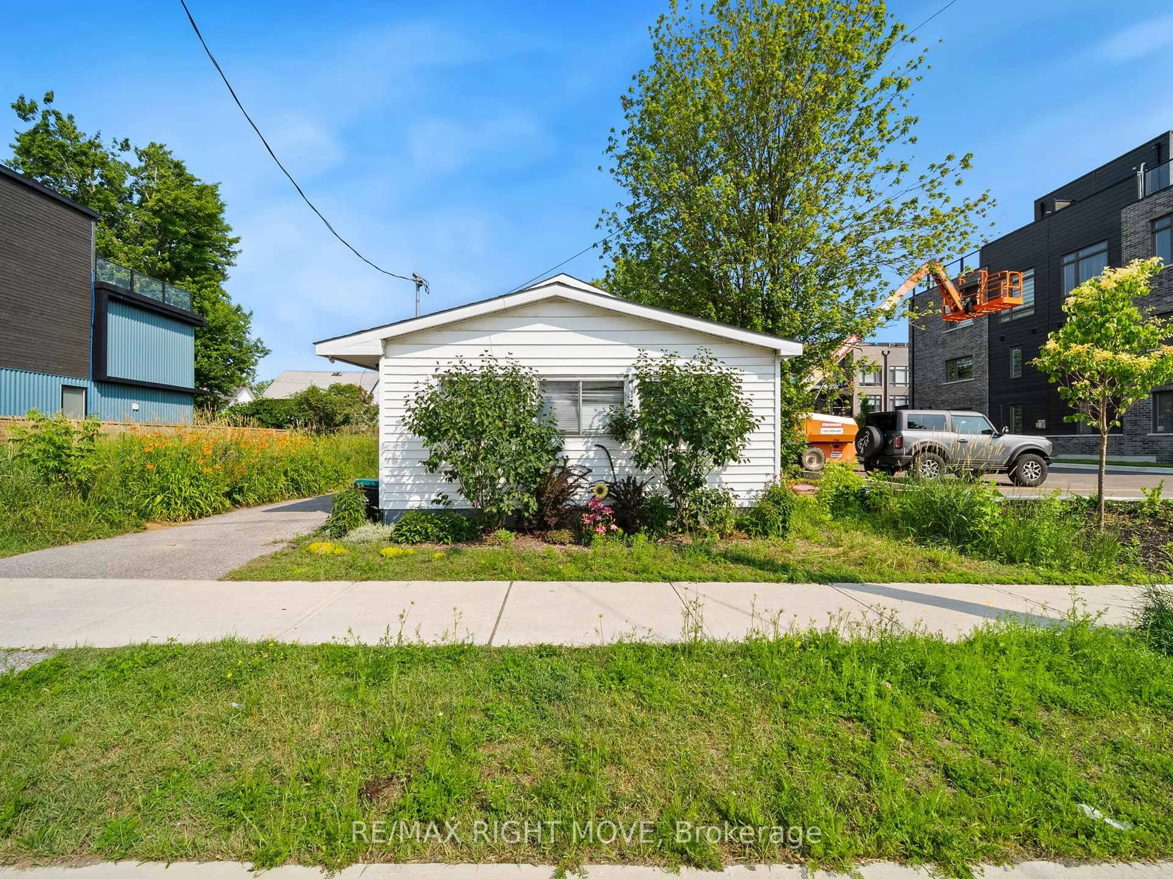 Home with vinyl exterior material, street for 122 Elgin St, Orillia Ontario L3V 1S7