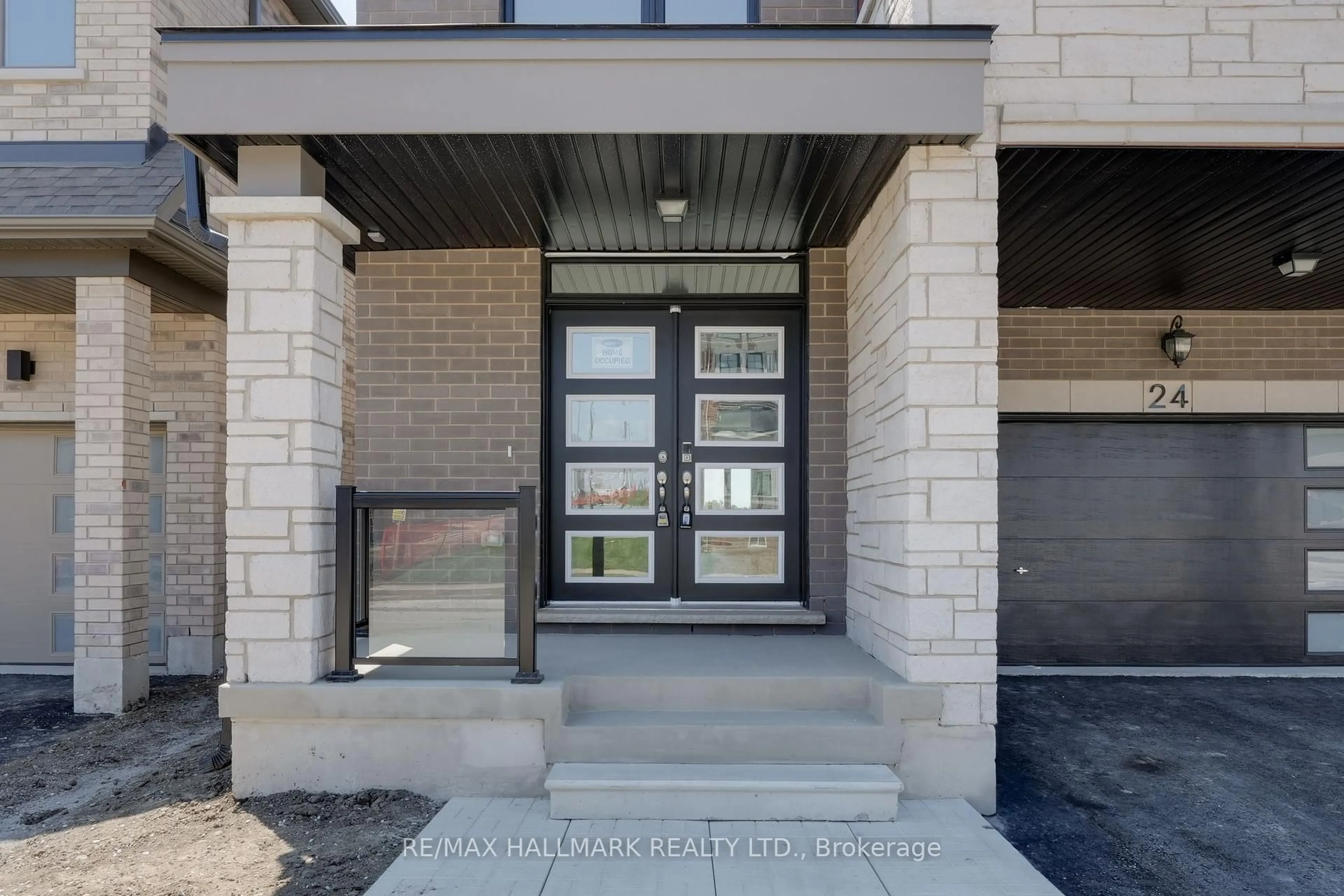 Indoor entryway for 24 Yorkshire Dr, Barrie Ontario L9J 1A8