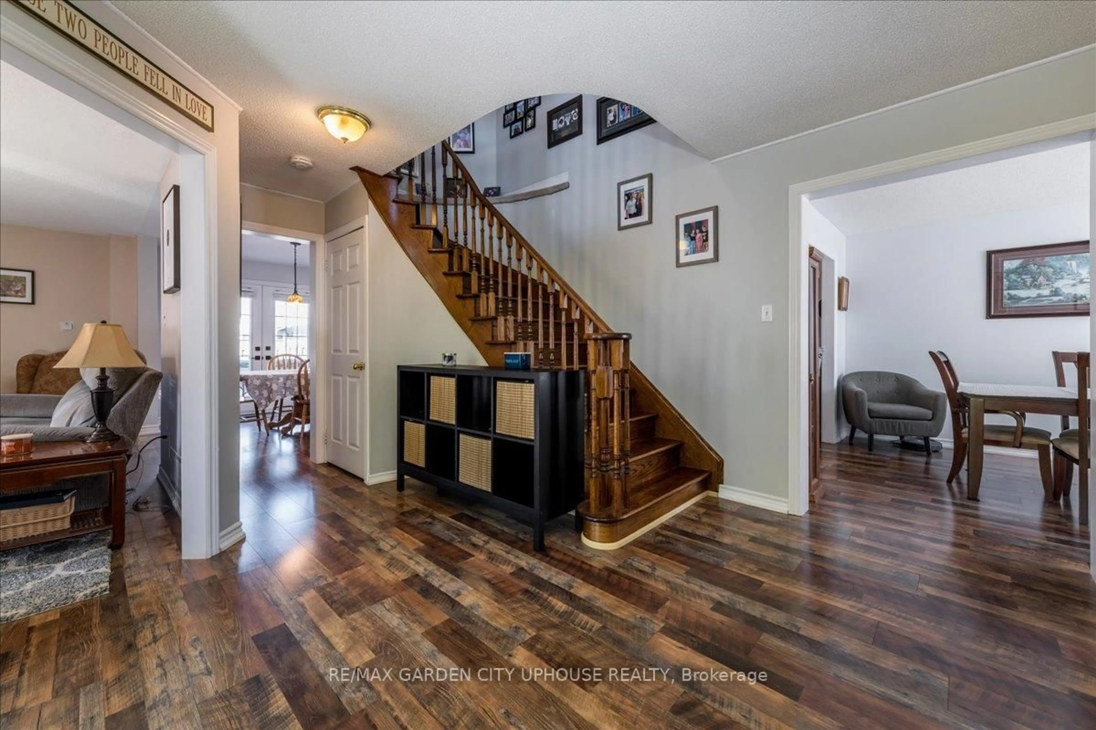 Indoor entryway for 22 Grace Cres, Barrie Ontario L4N 9S8