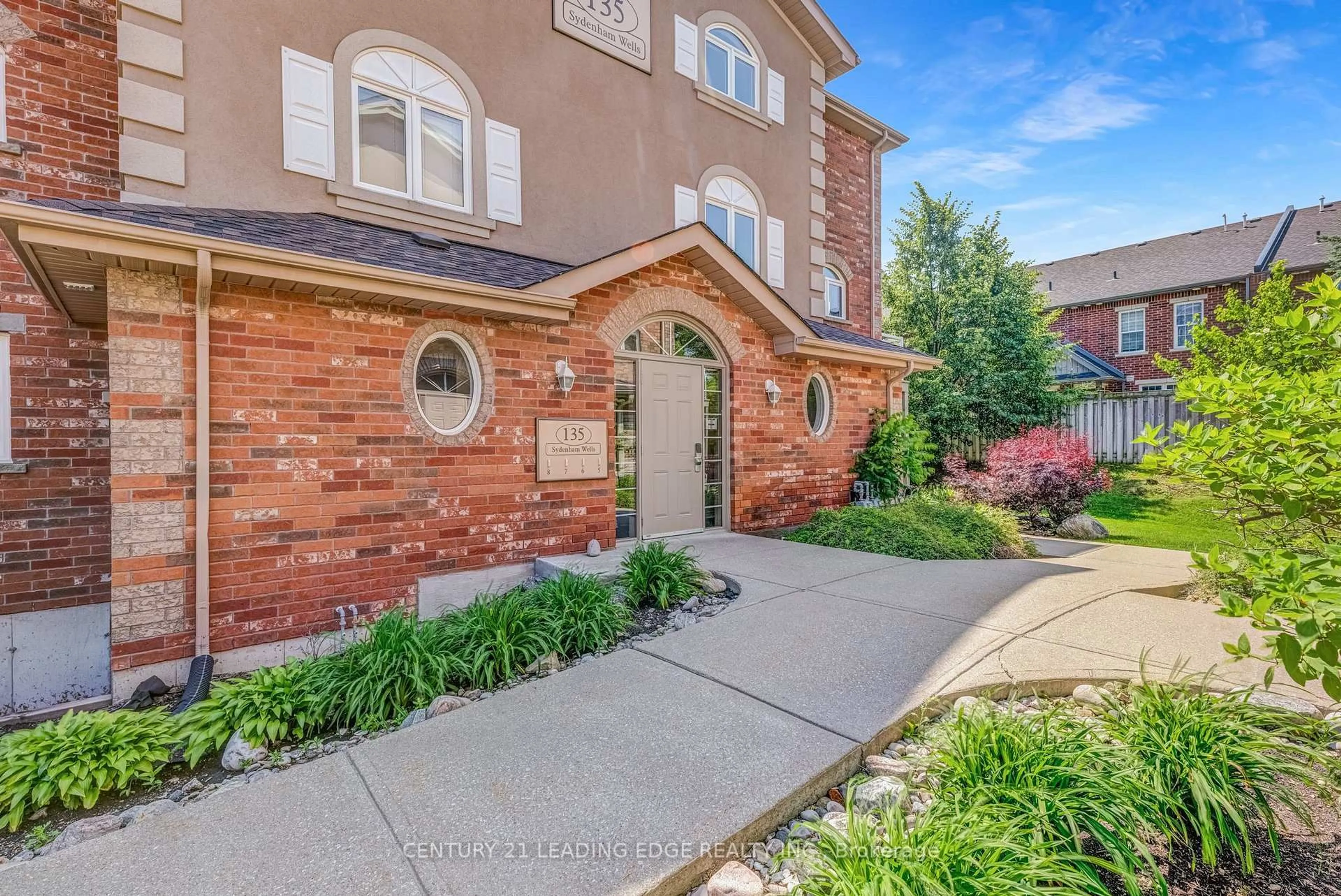 Home with brick exterior material, street for 135 Syndenham Wells, Barrie Ontario L4M 0H3