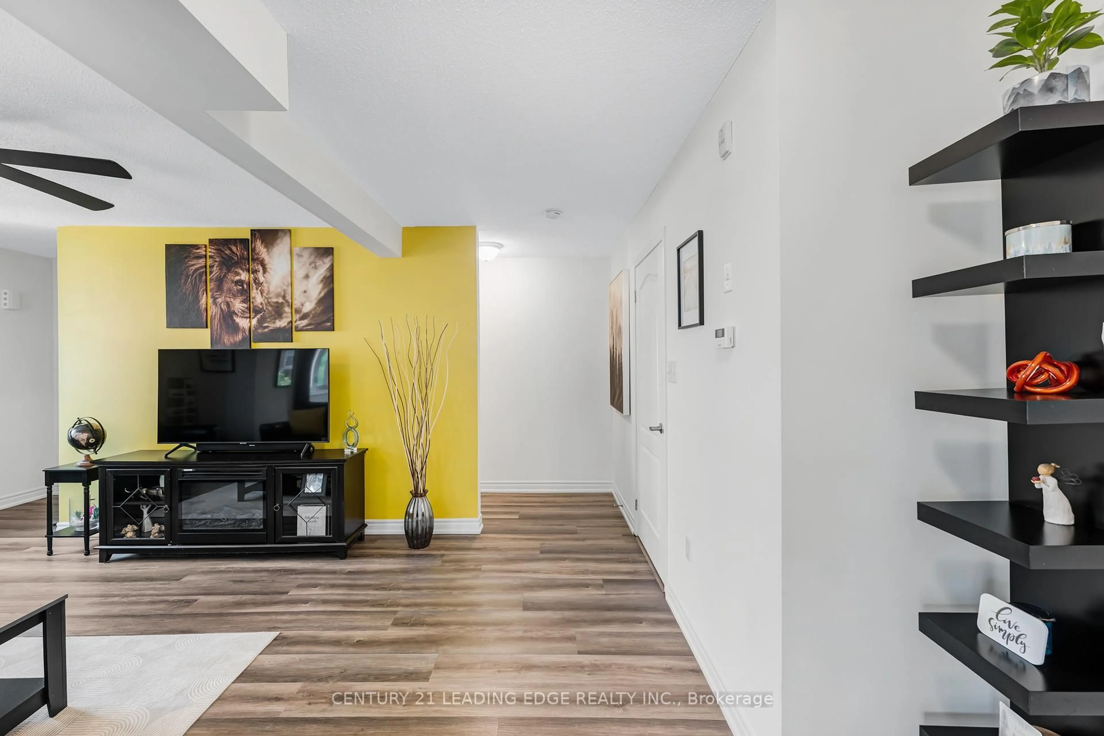 Indoor entryway for 135 Syndenham Wells, Barrie Ontario L4M 0H3