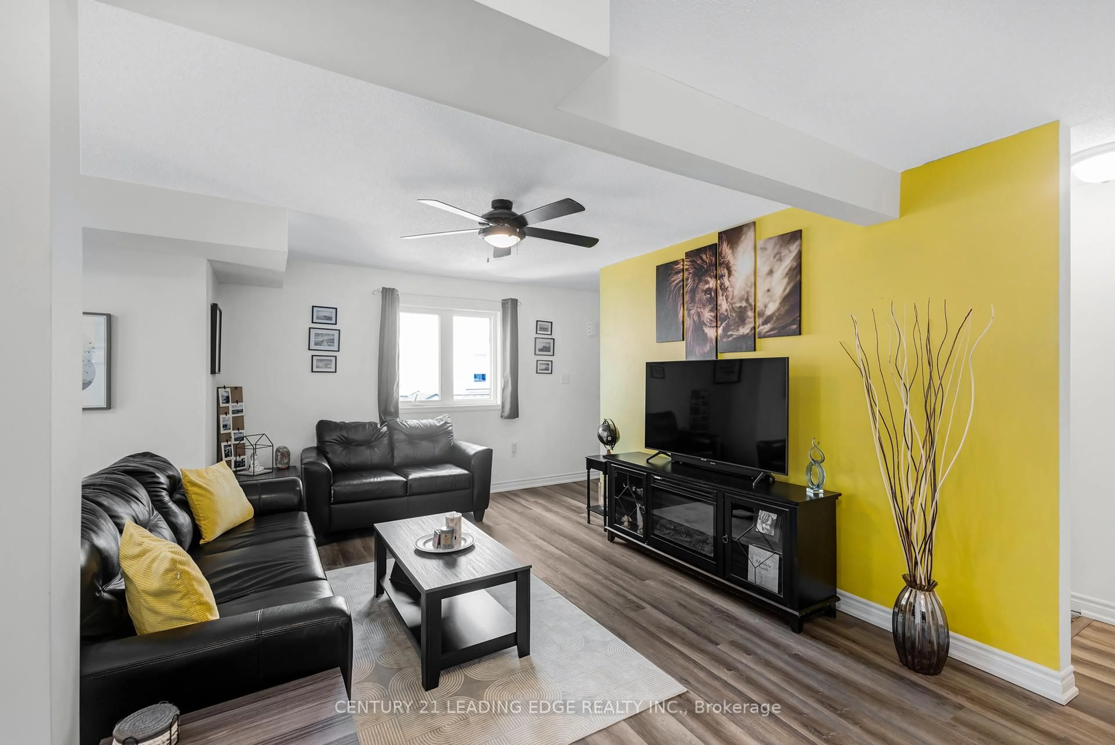 Living room with furniture, unknown for 135 Syndenham Wells, Barrie Ontario L4M 0H3