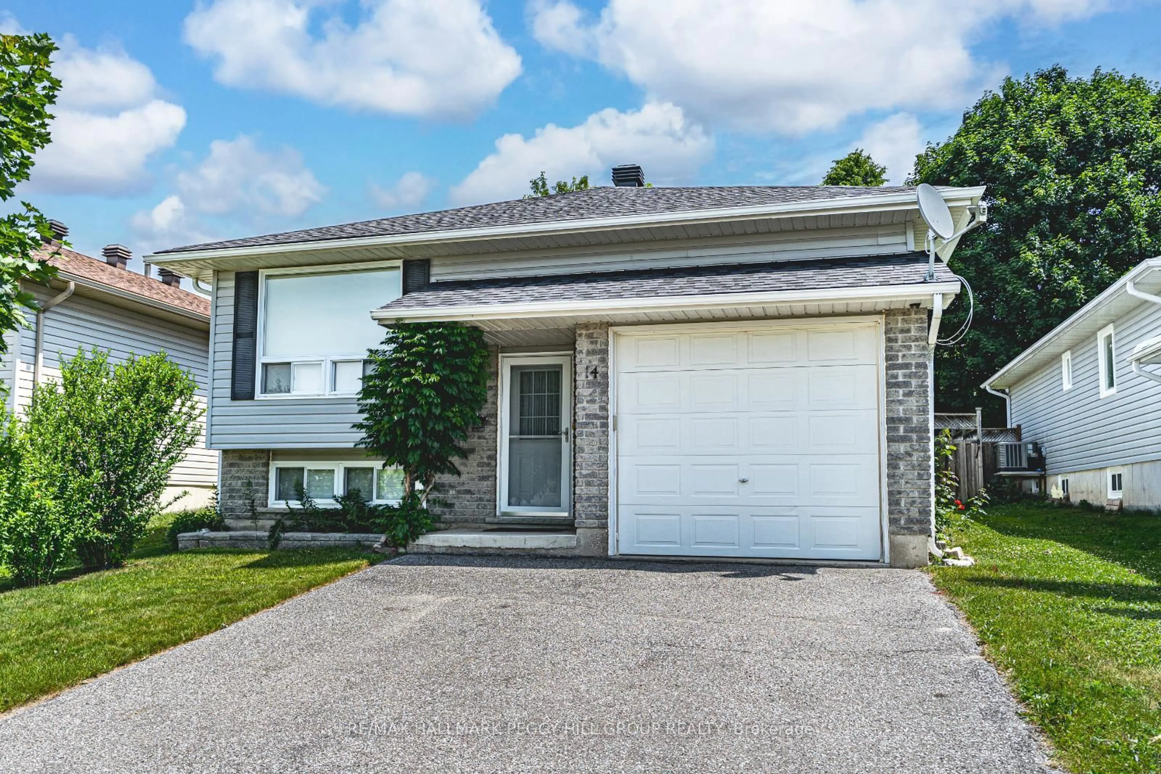 Home with vinyl exterior material, street for 14 Jordon Cres, Orillia Ontario L3V 8A9