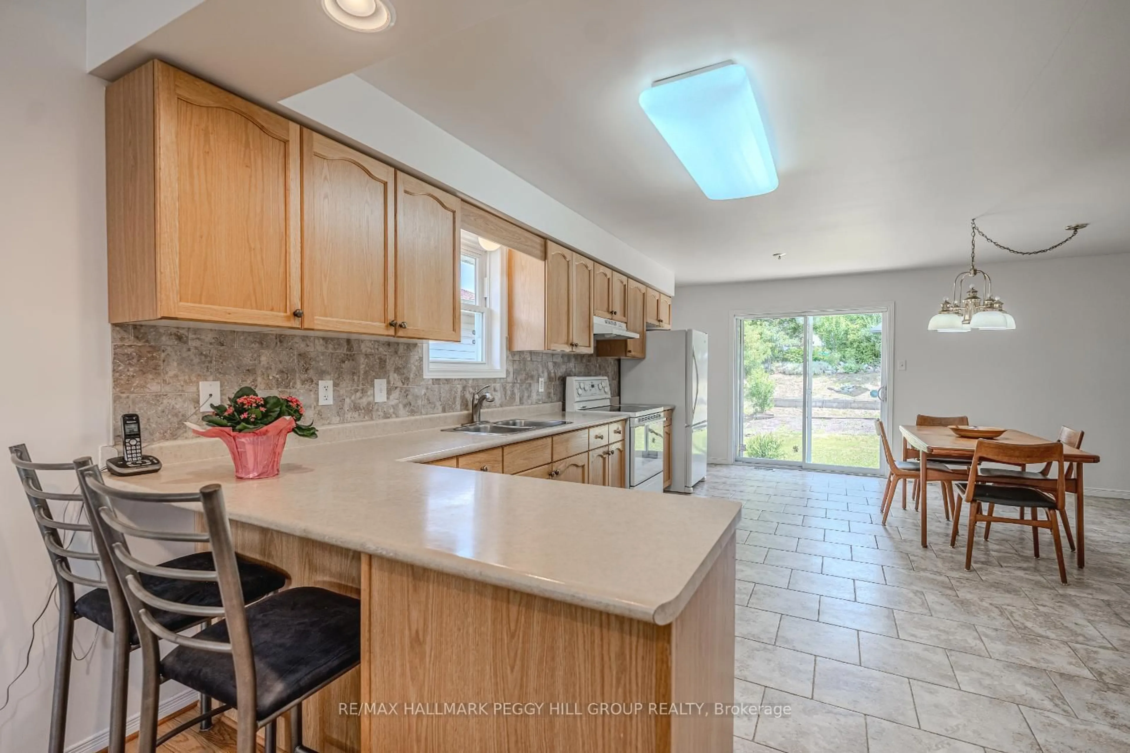 Open concept kitchen, ceramic/tile floor for 14 Jordon Cres, Orillia Ontario L3V 8A9