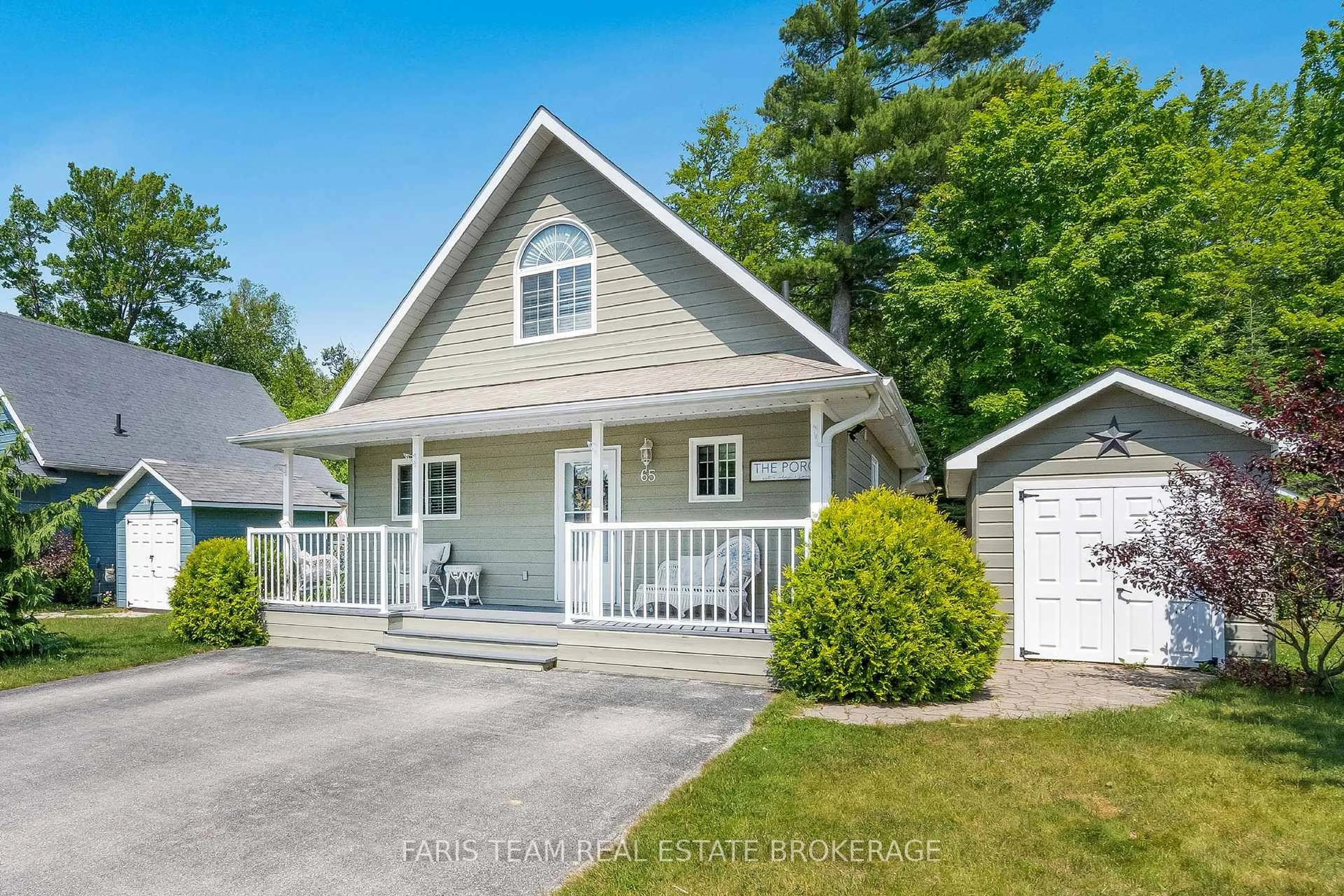 Home with vinyl exterior material, street for 65 Madawaska Tr, Wasaga Beach Ontario L9Z 1X7