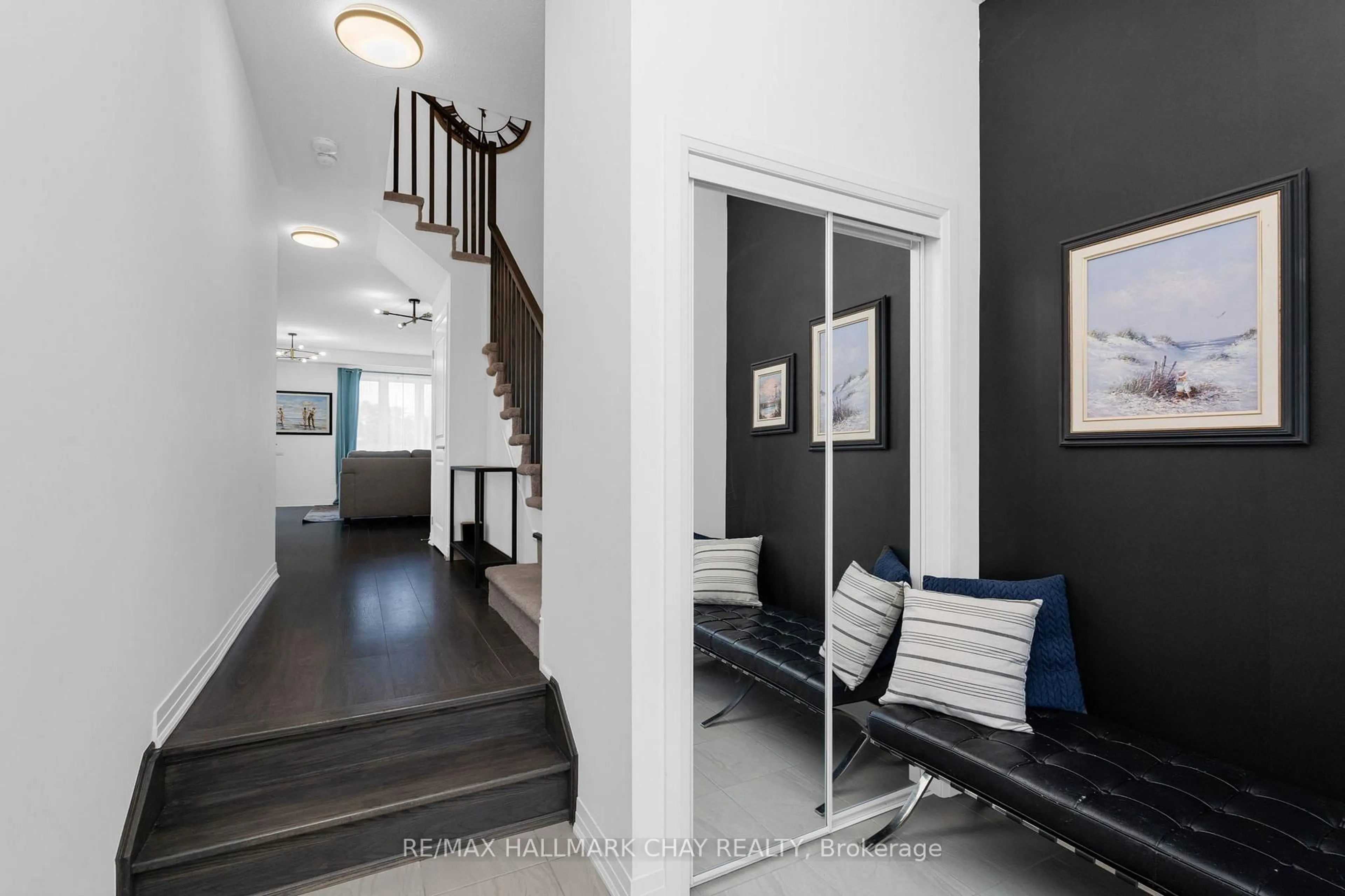 Indoor entryway for 103 Sagewood Ave, Barrie Ontario L9J 0K5