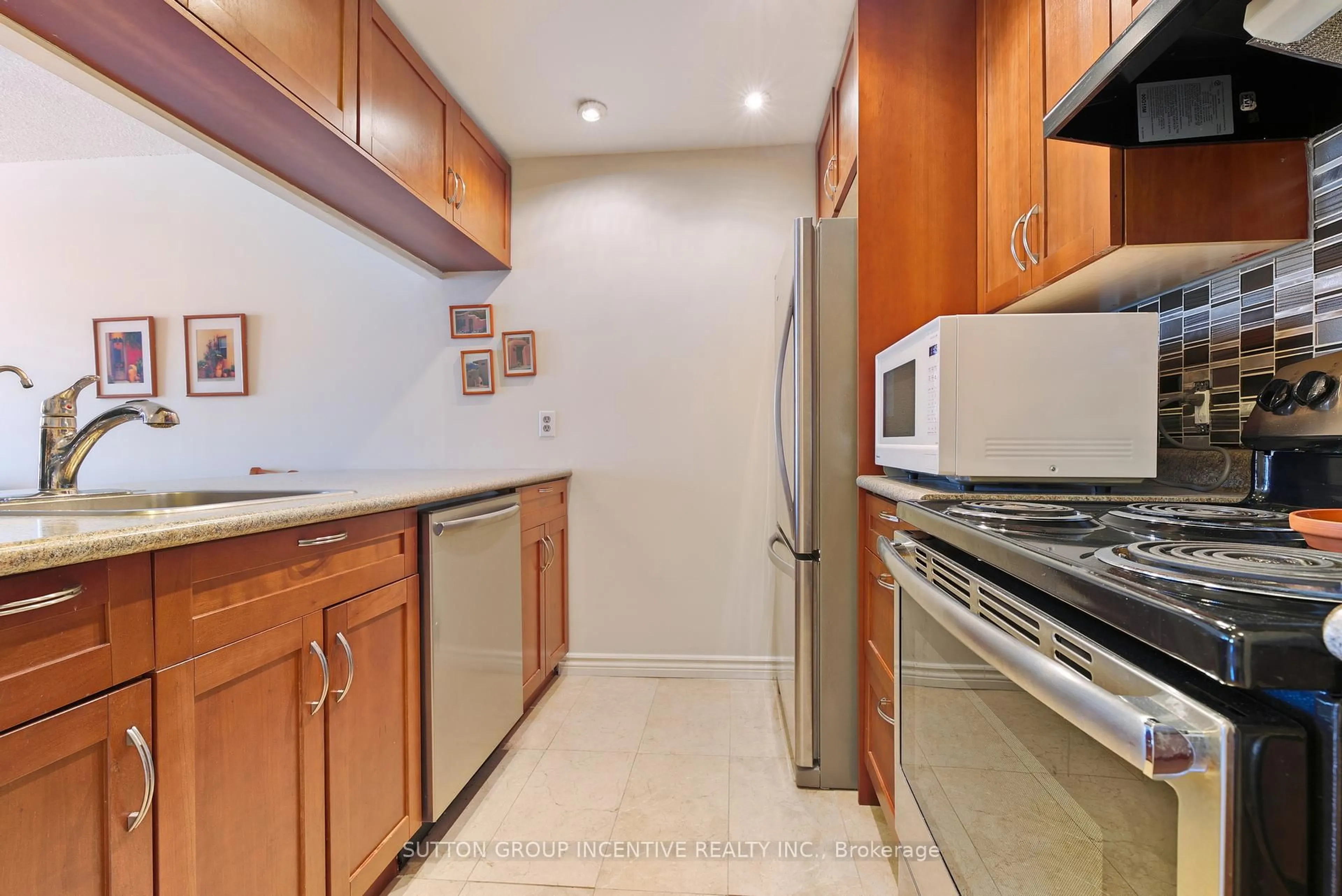 Standard kitchen, ceramic/tile floor for 75 Ellen St #706, Barrie Ontario L4N 7R6