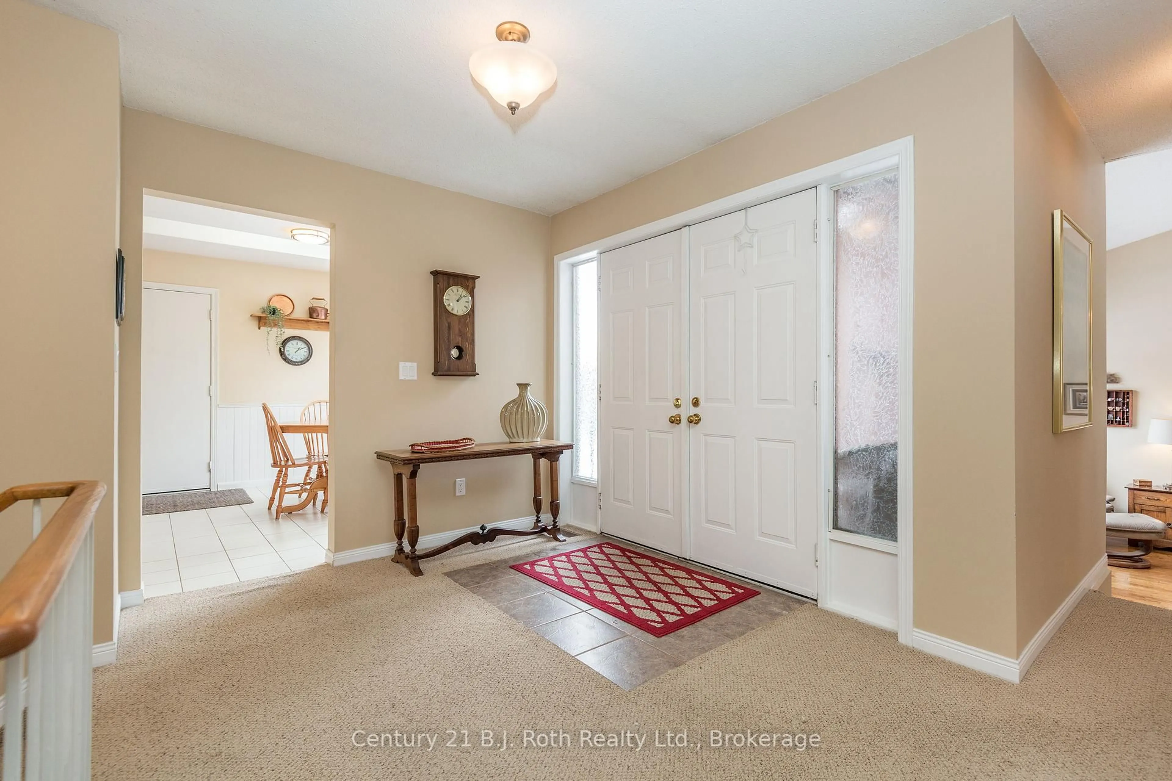 Indoor entryway for 170 Lakeshore Rd, Oro-Medonte Ontario L0L 2E0