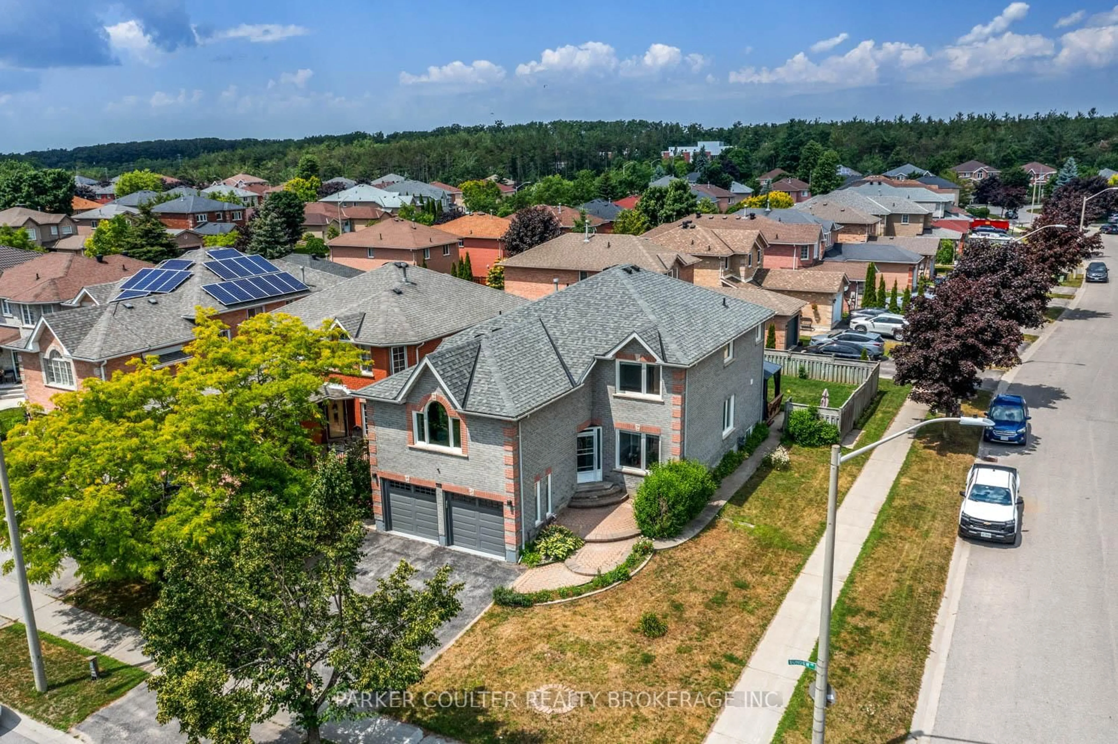 A pic from outside/outdoor area/front of a property/back of a property/a pic from drone, unknown for 142 Sundew Dr, Barrie Ontario L4N 9M7