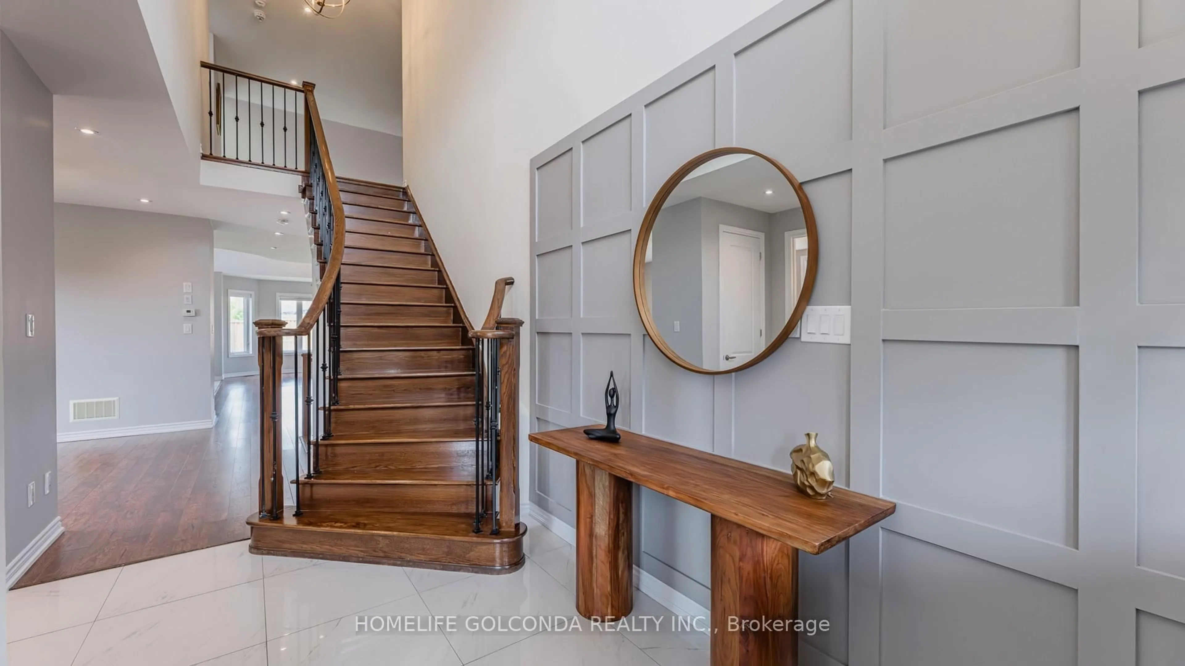 Indoor foyer for 76 Victoria Wood Ave, Springwater Ontario L9X 1Z8