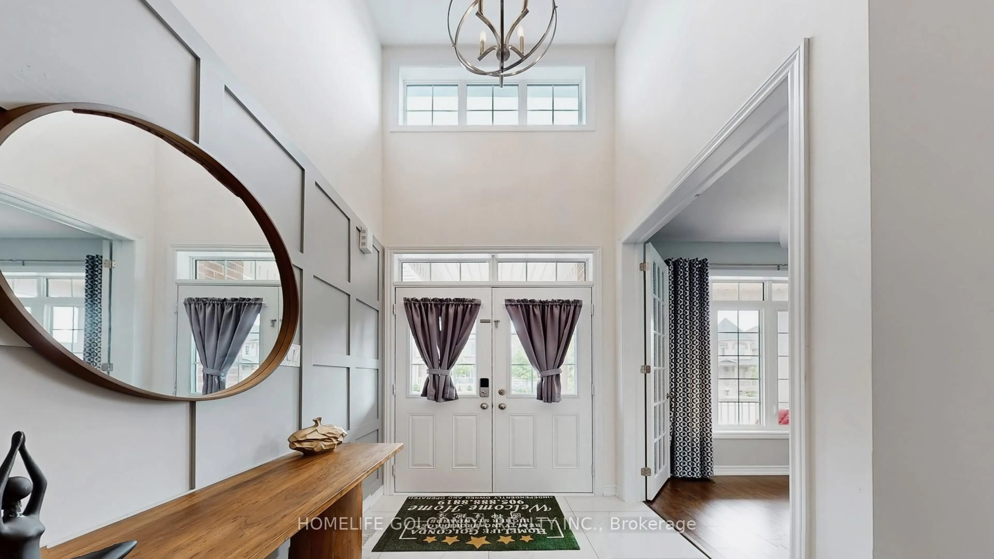 Indoor entryway for 76 Victoria Wood Ave, Springwater Ontario L9X 1Z8