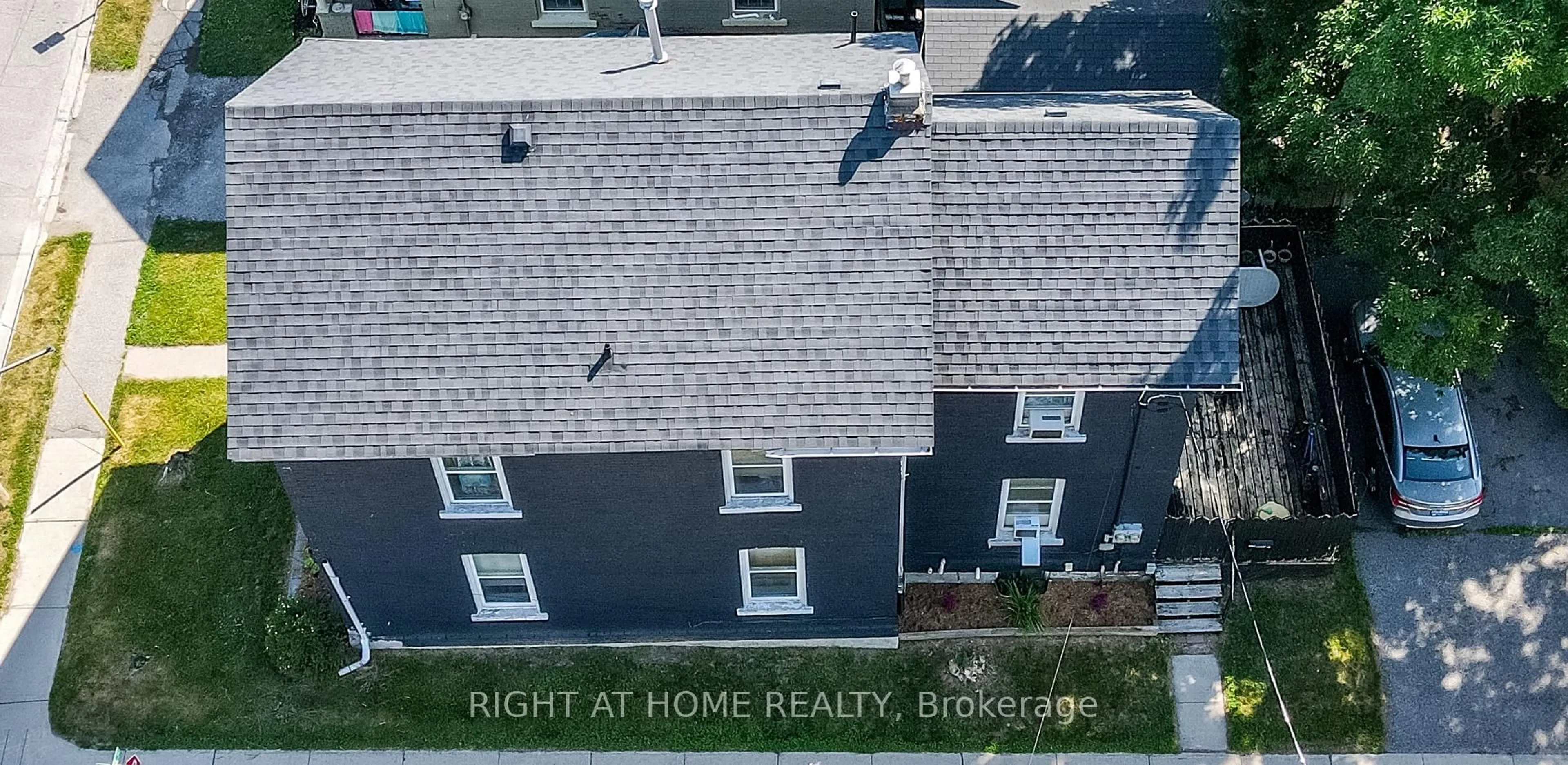A pic from outside/outdoor area/front of a property/back of a property/a pic from drone, street for 129 Mary St, Orillia Ontario L3V 3E1