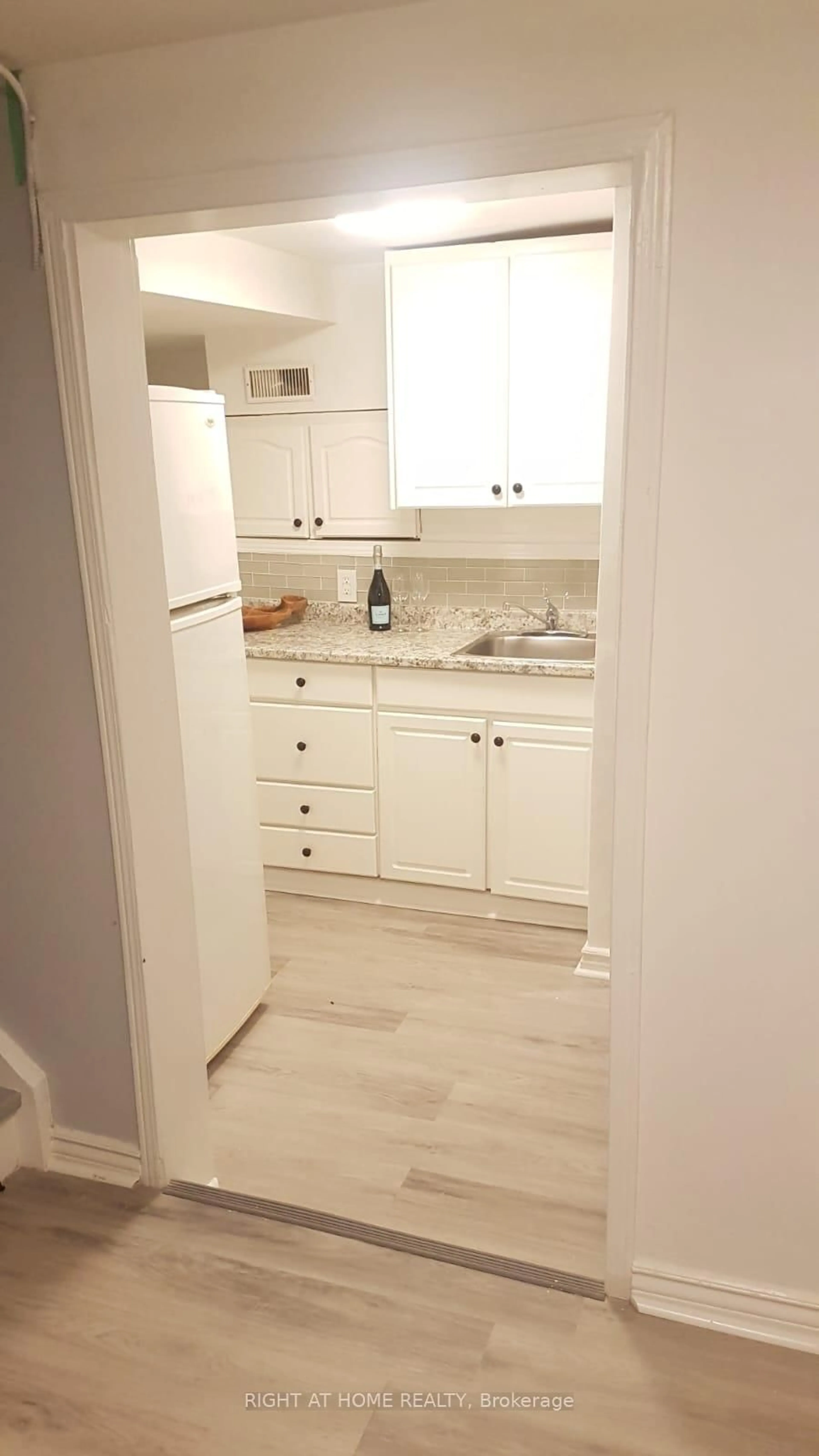 Standard kitchen, unknown for 129 Mary St, Orillia Ontario L3V 3E1