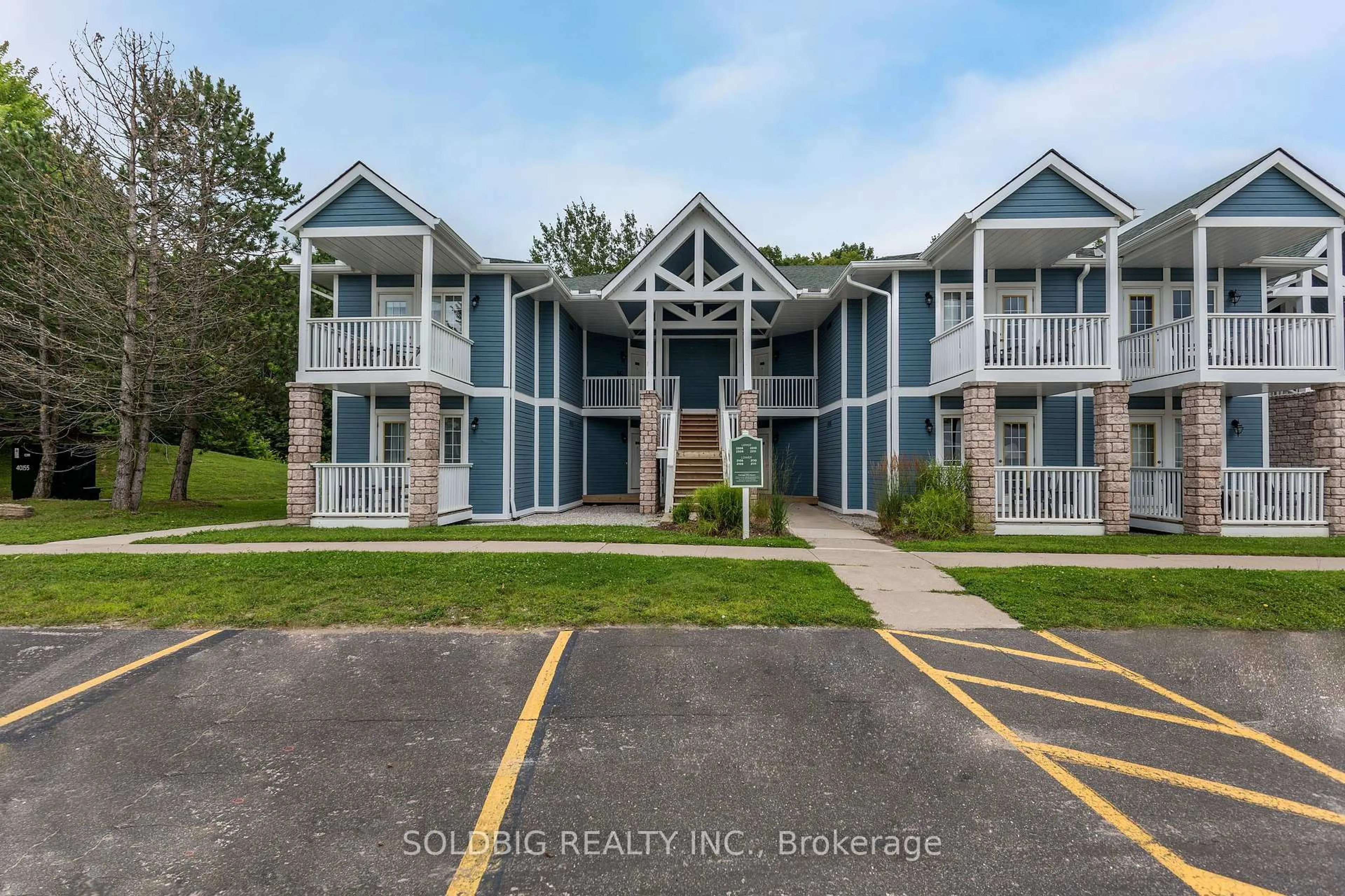A pic from outside/outdoor area/front of a property/back of a property/a pic from drone, unknown for 90 Highland Ave, Oro-Medonte Ontario L0L 2L0
