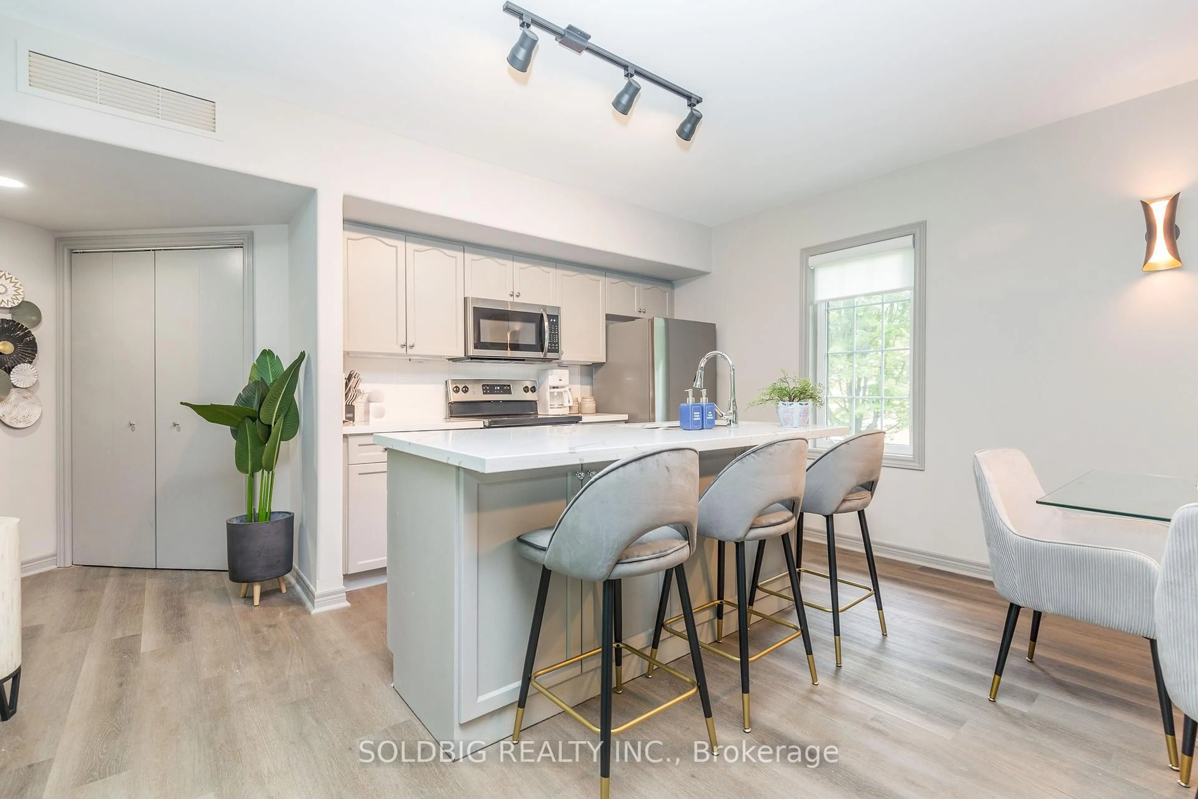 Open concept kitchen, unknown for 90 Highland Ave, Oro-Medonte Ontario L0L 2L0