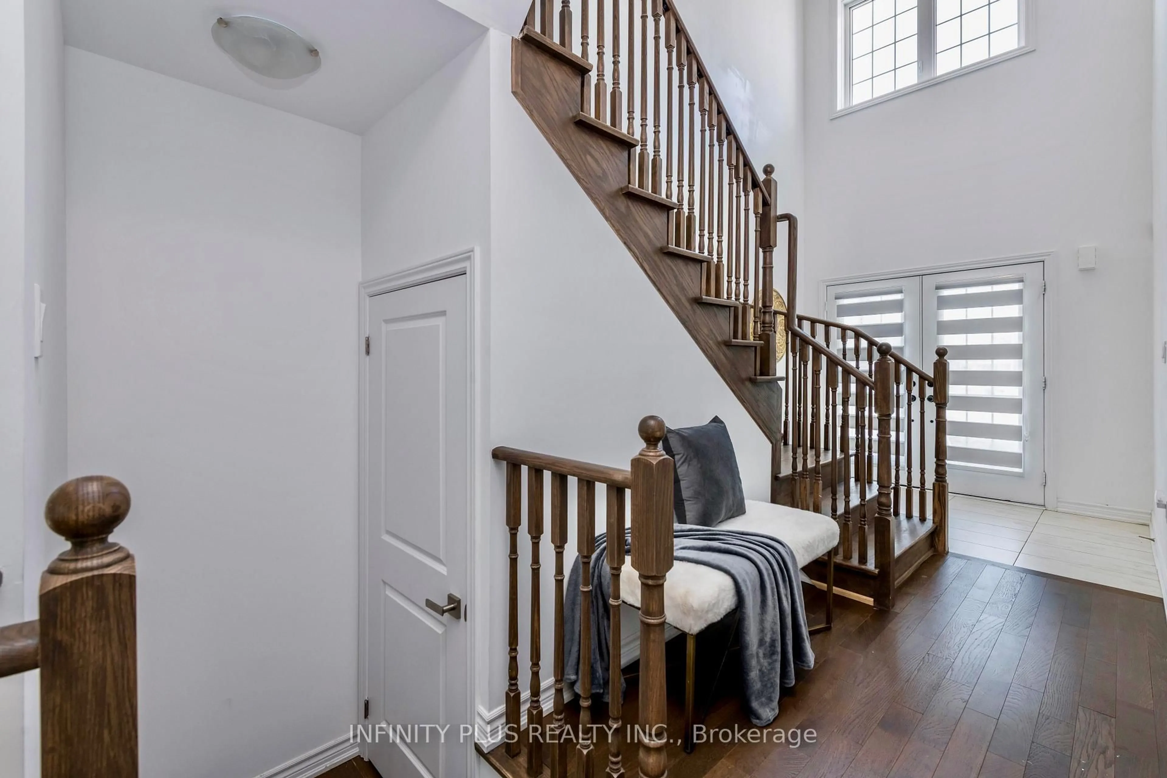 Indoor entryway for 59 Wheatfield Rd, Barrie Ontario L9J 0T4