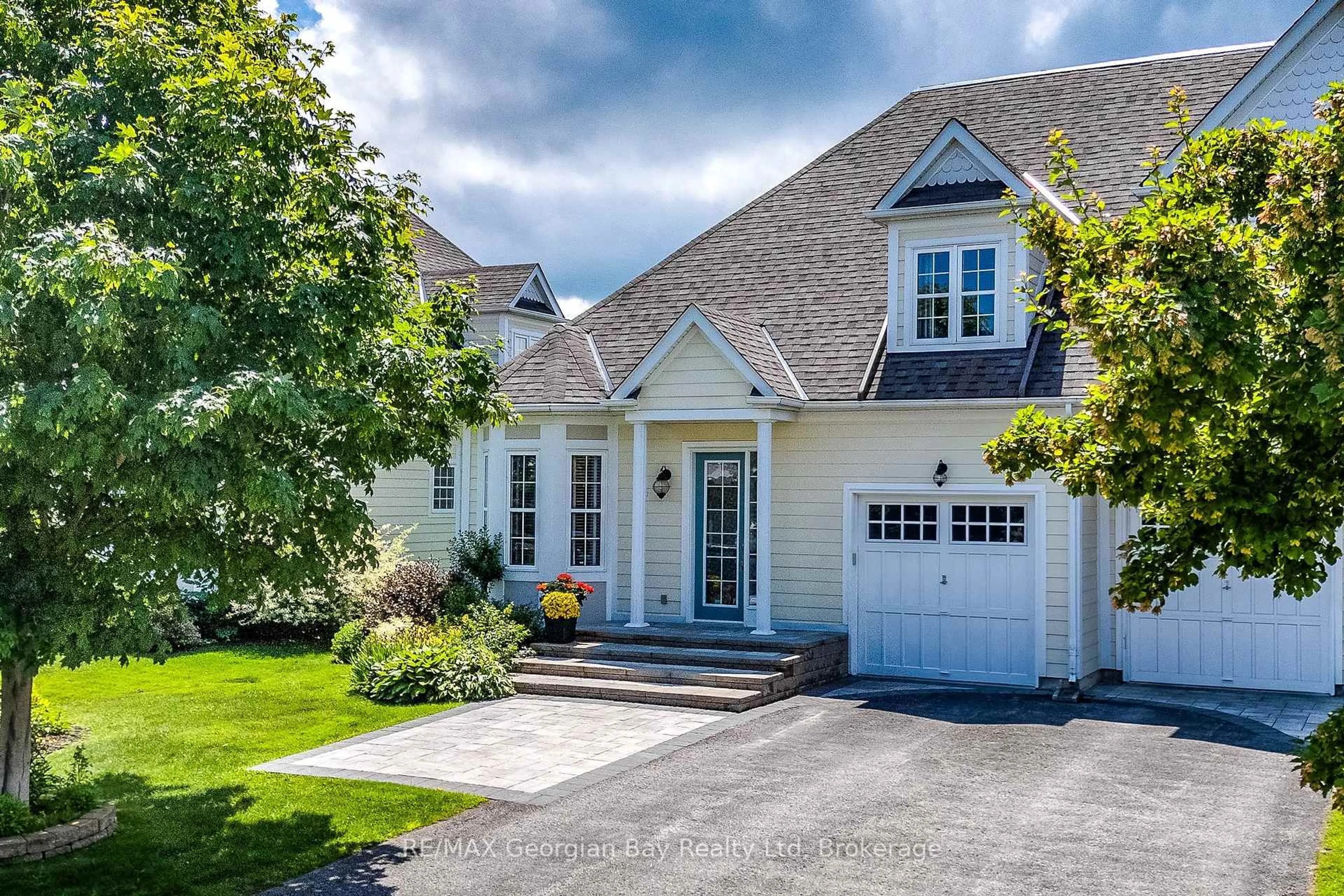 Home with vinyl exterior material, street for 144 Wycliffe Cove, Tay Ontario L0K 2A0