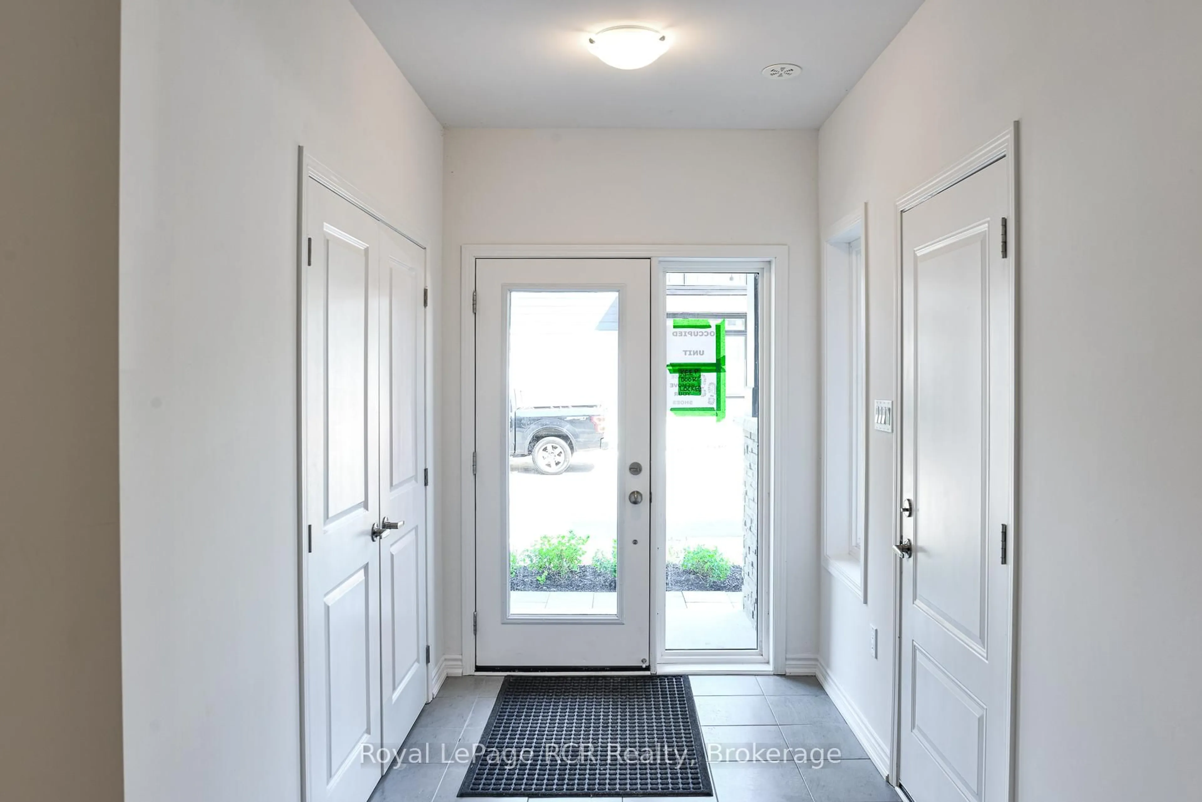 Indoor entryway for 27 Wyn Wood Lane, Orillia Ontario L3V 8P7