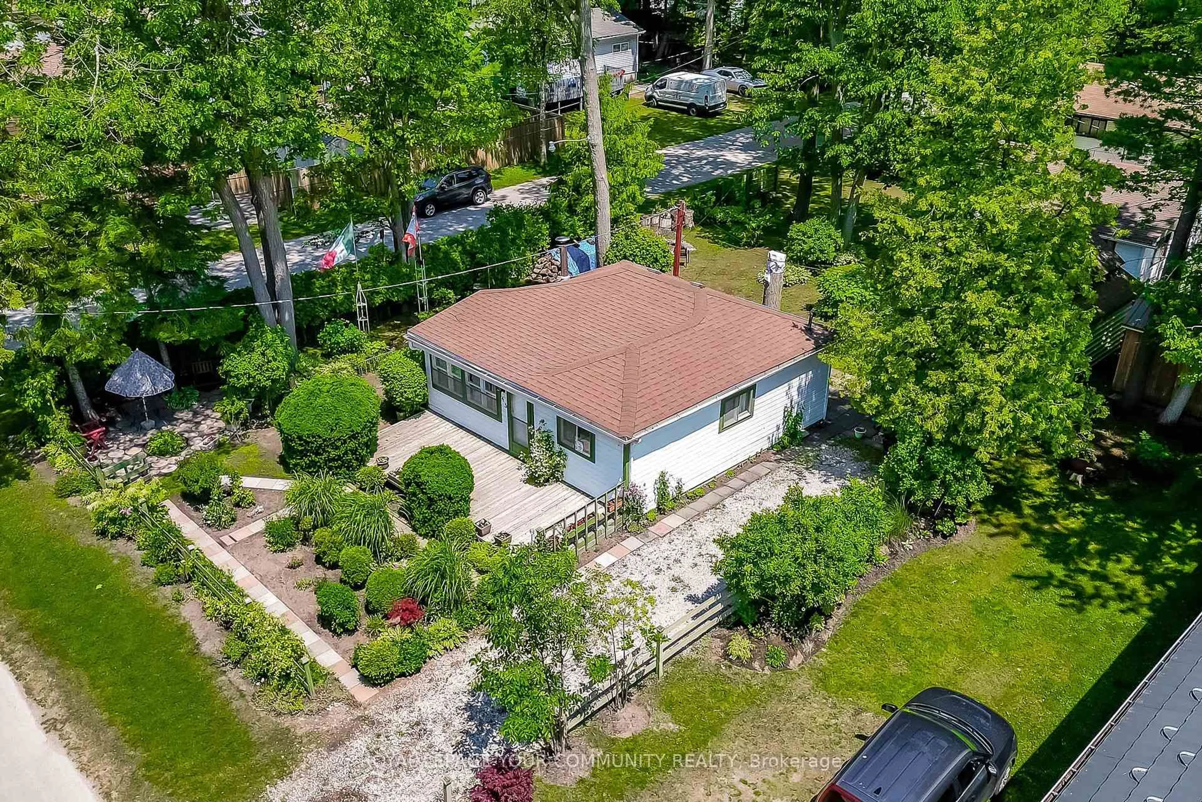 A pic from outside/outdoor area/front of a property/back of a property/a pic from drone, street for 45 30th St, Wasaga Beach Ontario L9Z 2C8