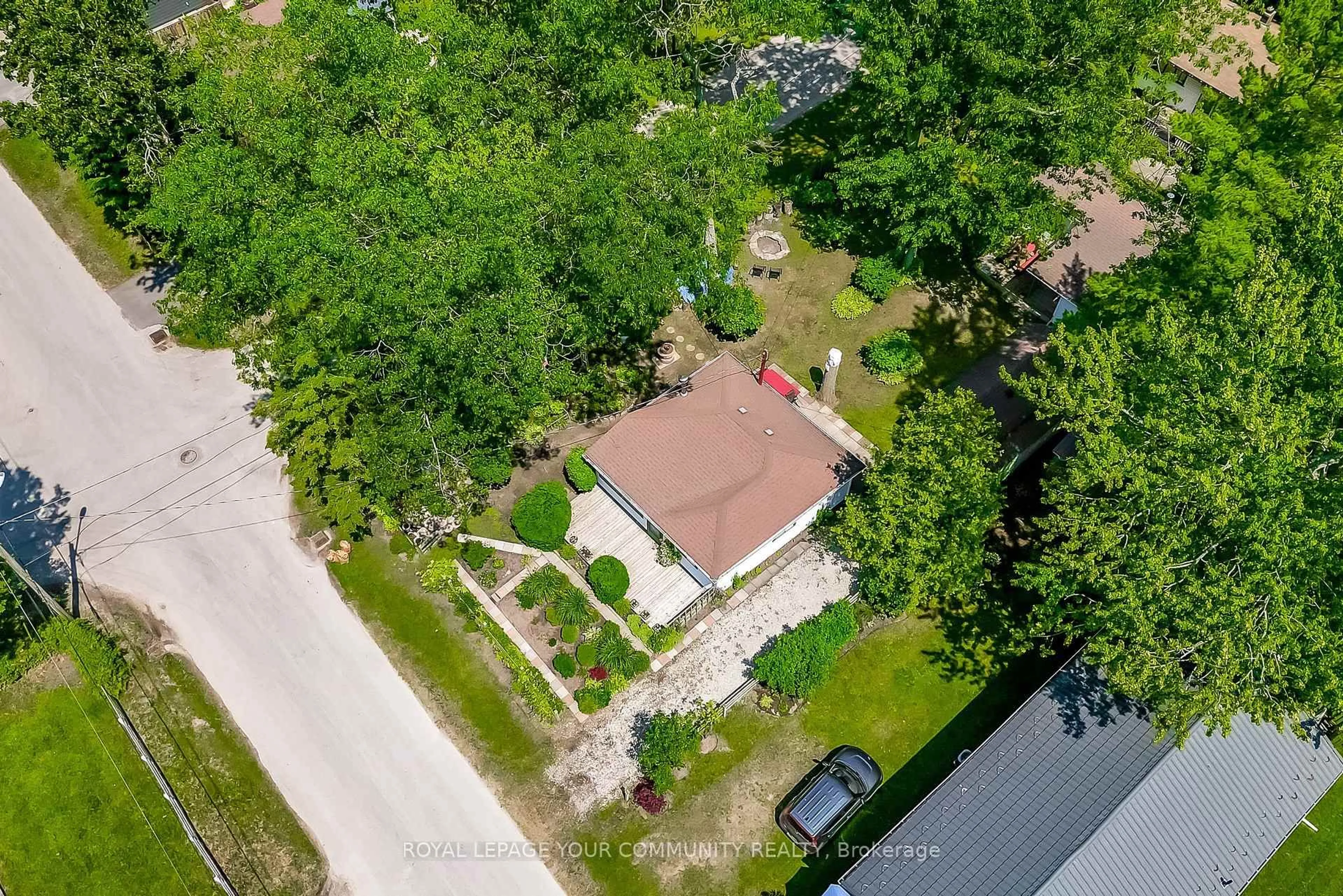 A pic from outside/outdoor area/front of a property/back of a property/a pic from drone, street for 45 30th St, Wasaga Beach Ontario L9Z 2C8