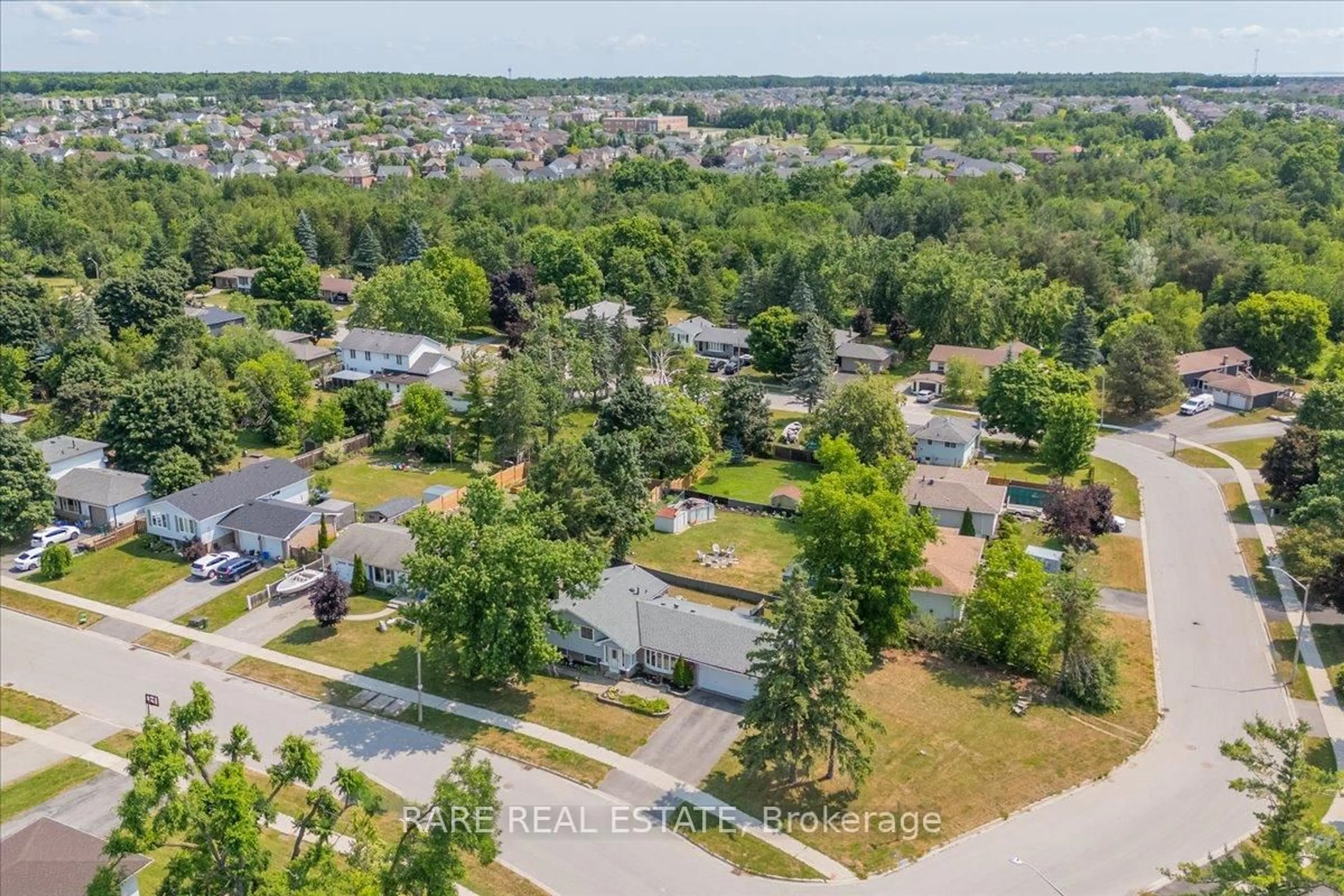 A pic from outside/outdoor area/front of a property/back of a property/a pic from drone, street for 277 Pine Dr, Barrie Ontario L4N 4J1