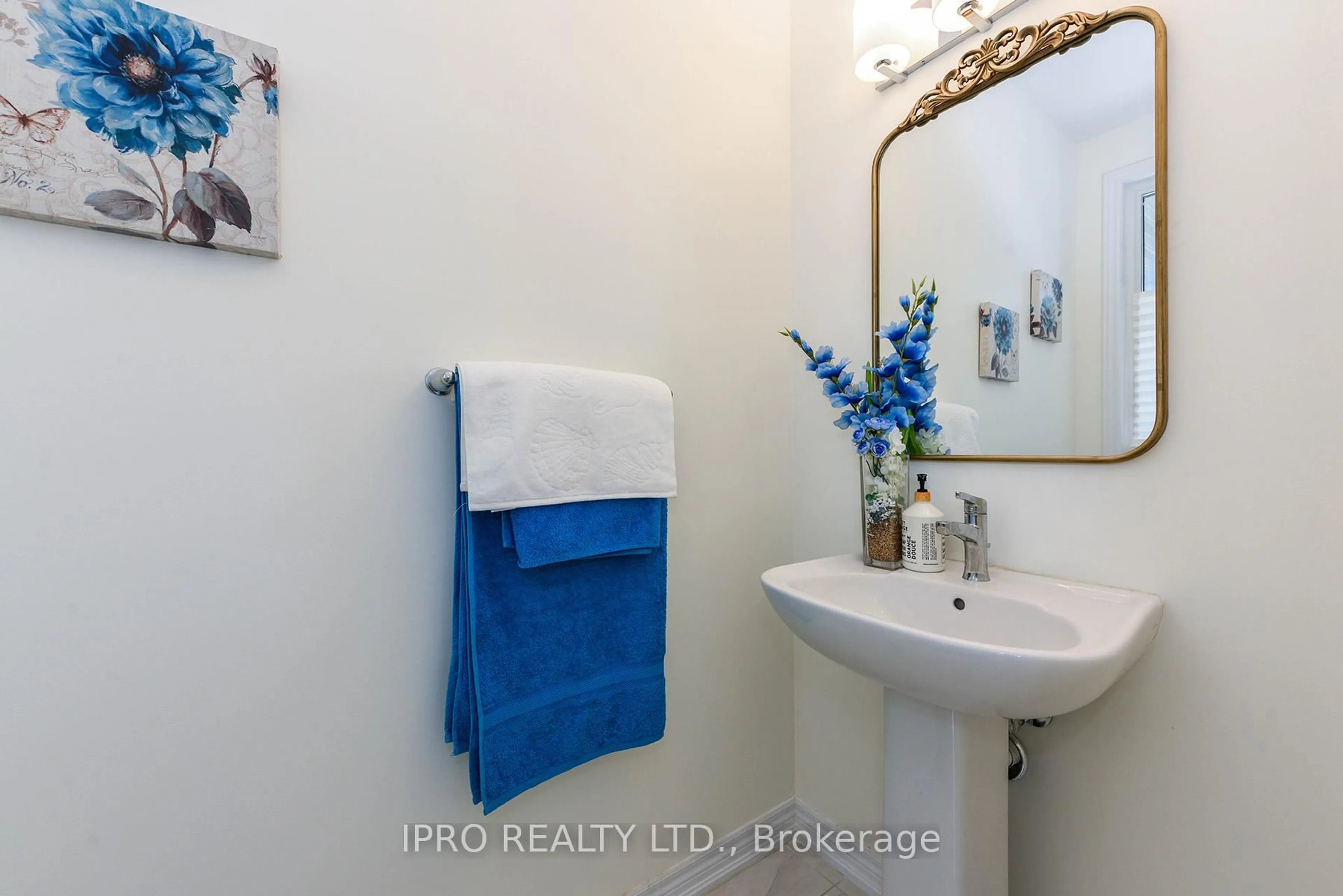 Standard bathroom, ceramic/tile floor for 114 Thicketwood Ave, Barrie Ontario L9J 0W8