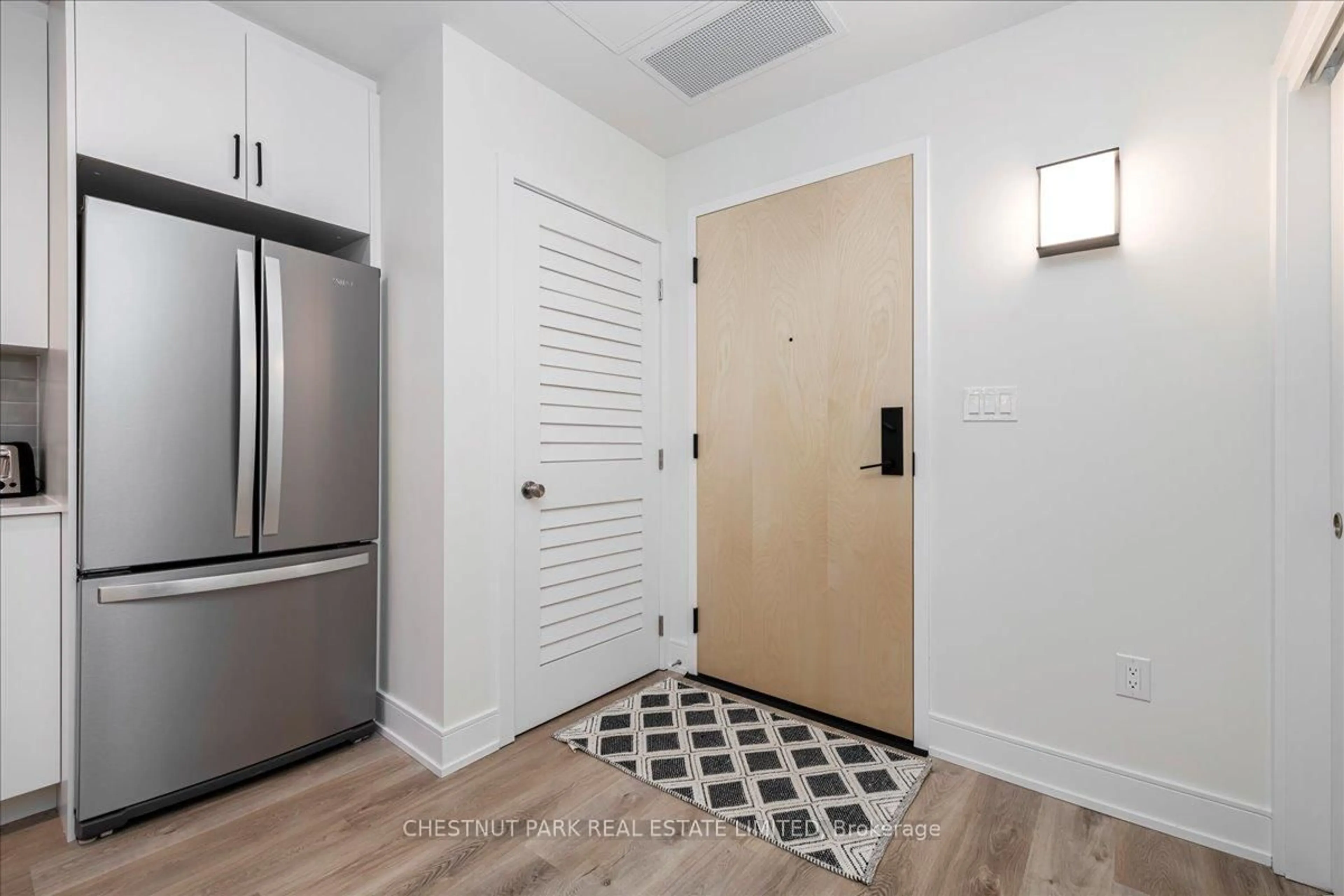 Indoor entryway for 121 Mary St #202, Clearview Ontario L0M 1G0