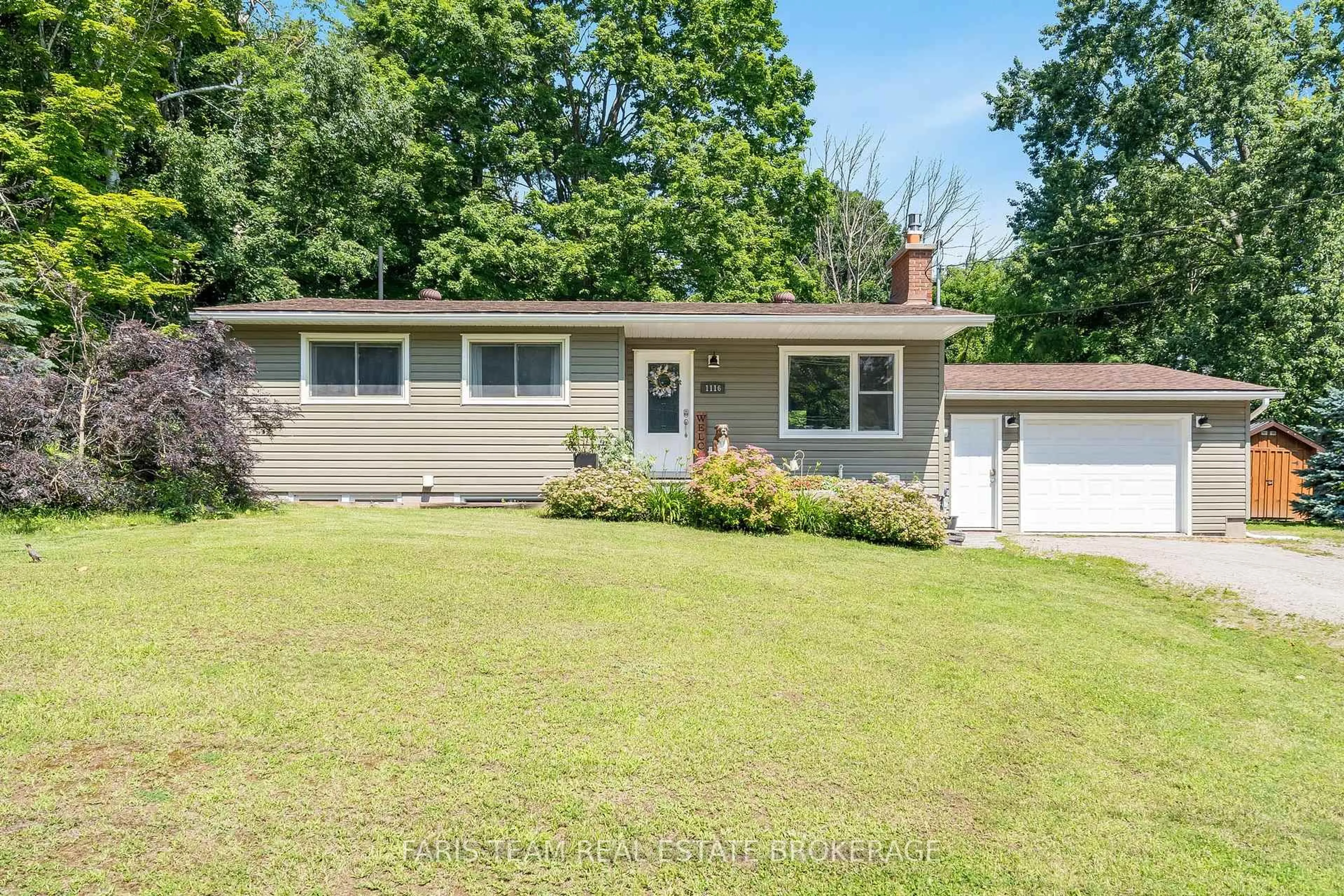 Home with vinyl exterior material, street for 1116 Everton Rd, Midland Ontario L4R 5H9