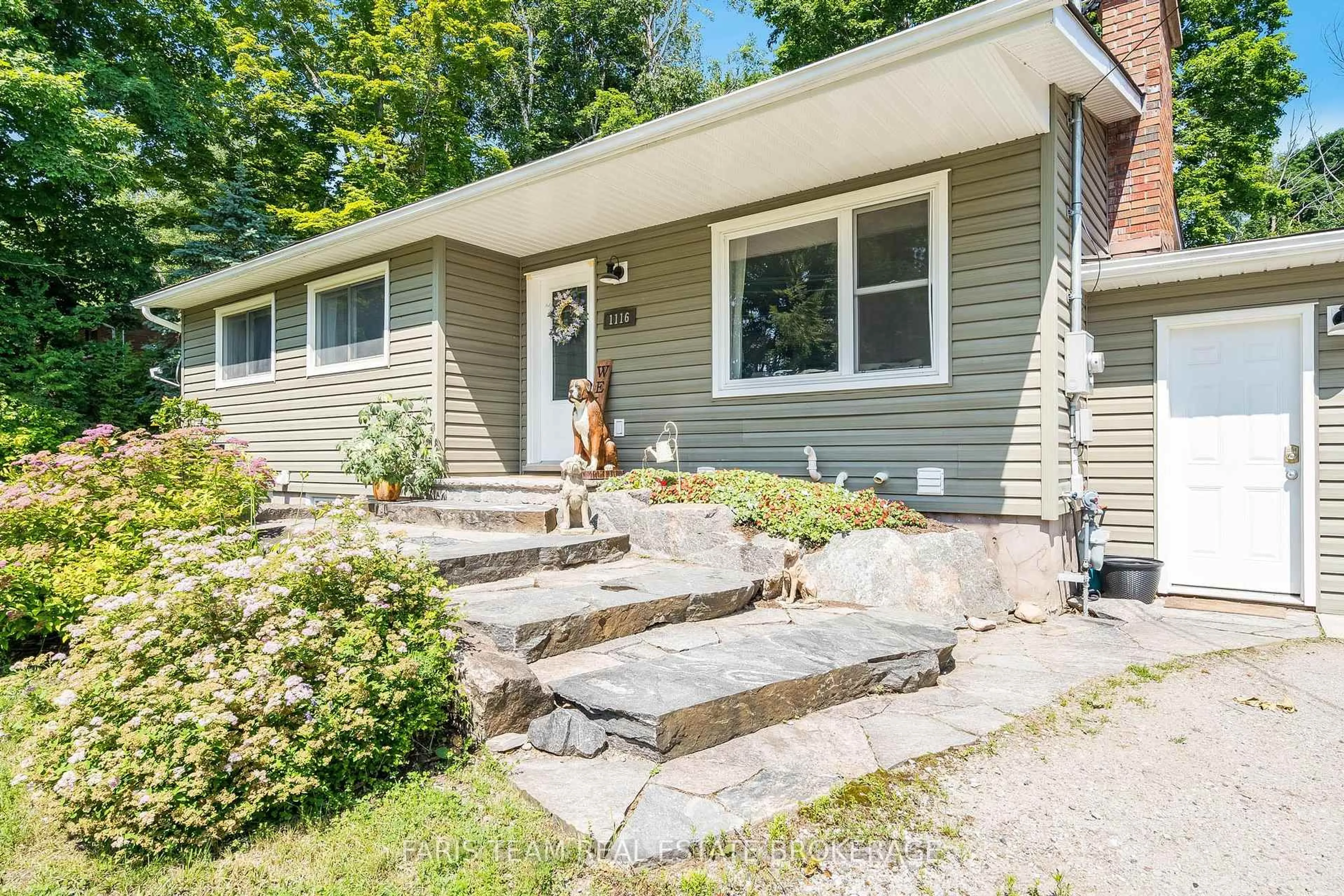 Home with vinyl exterior material, street for 1116 Everton Rd, Midland Ontario L4R 5H9
