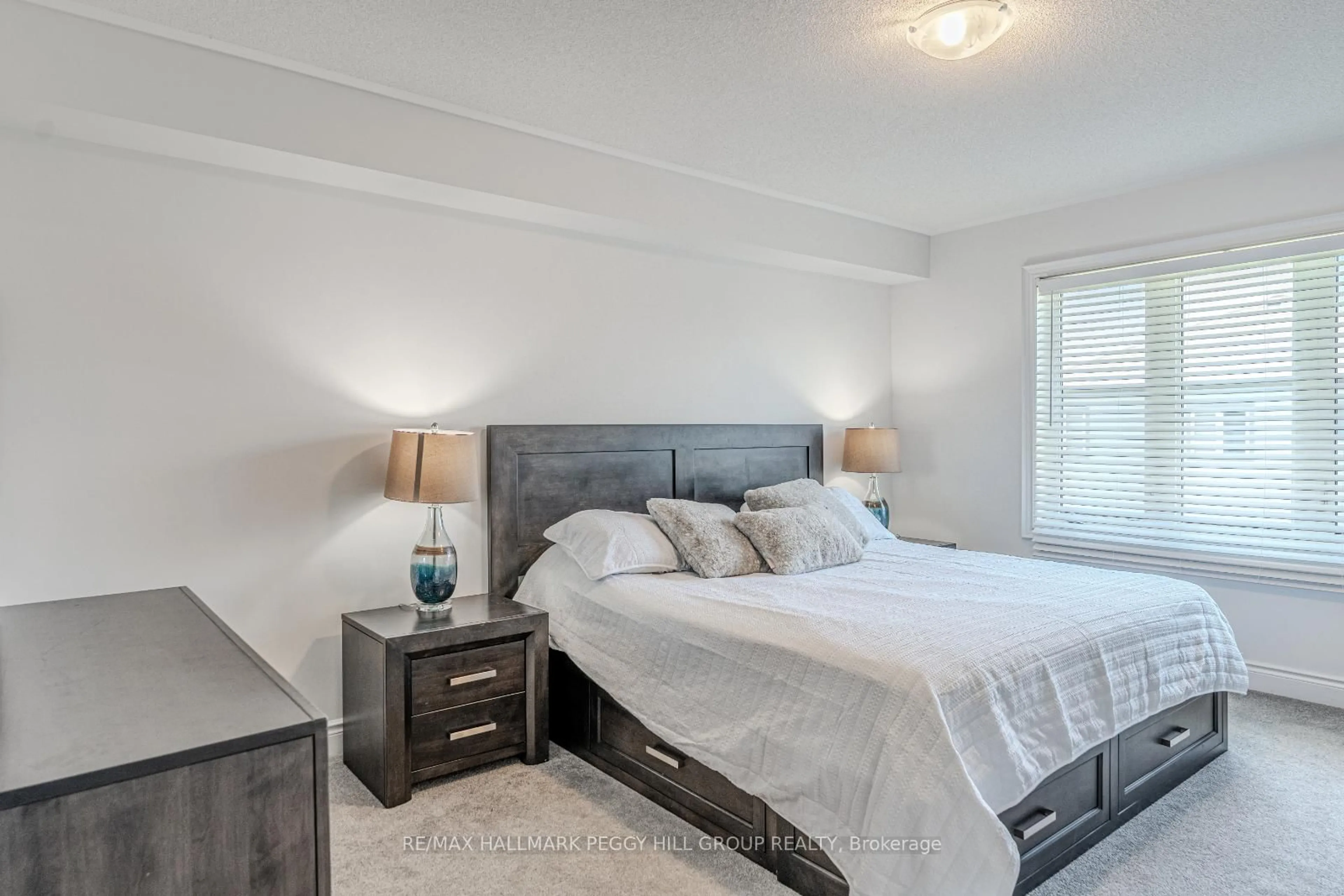 Bedroom with bed, unknown for 20 Lisa St, Wasaga Beach Ontario L9Z 0K8