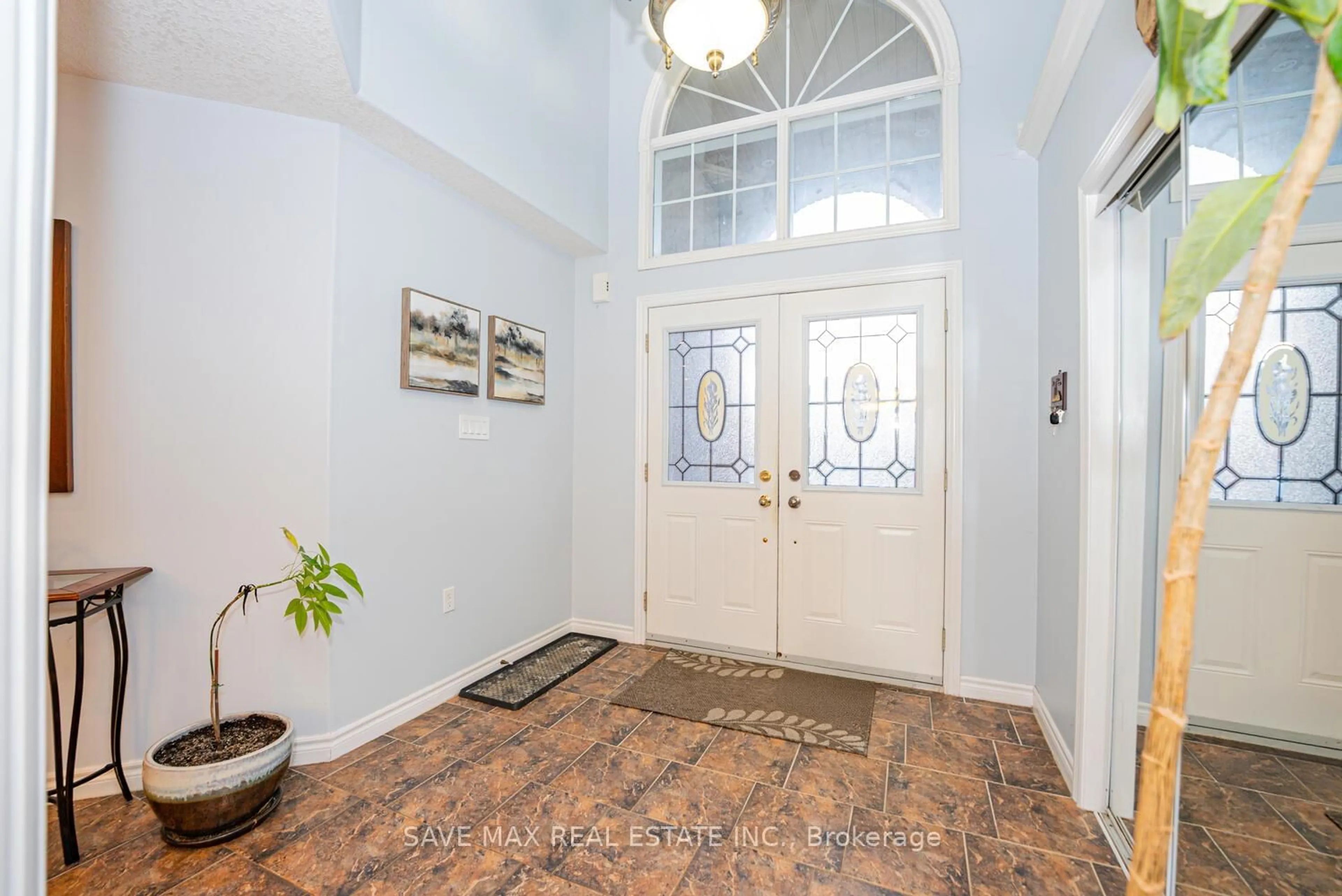 Indoor entryway for 77 Sovereign's Gate, Barrie Ontario L4N 0Y9