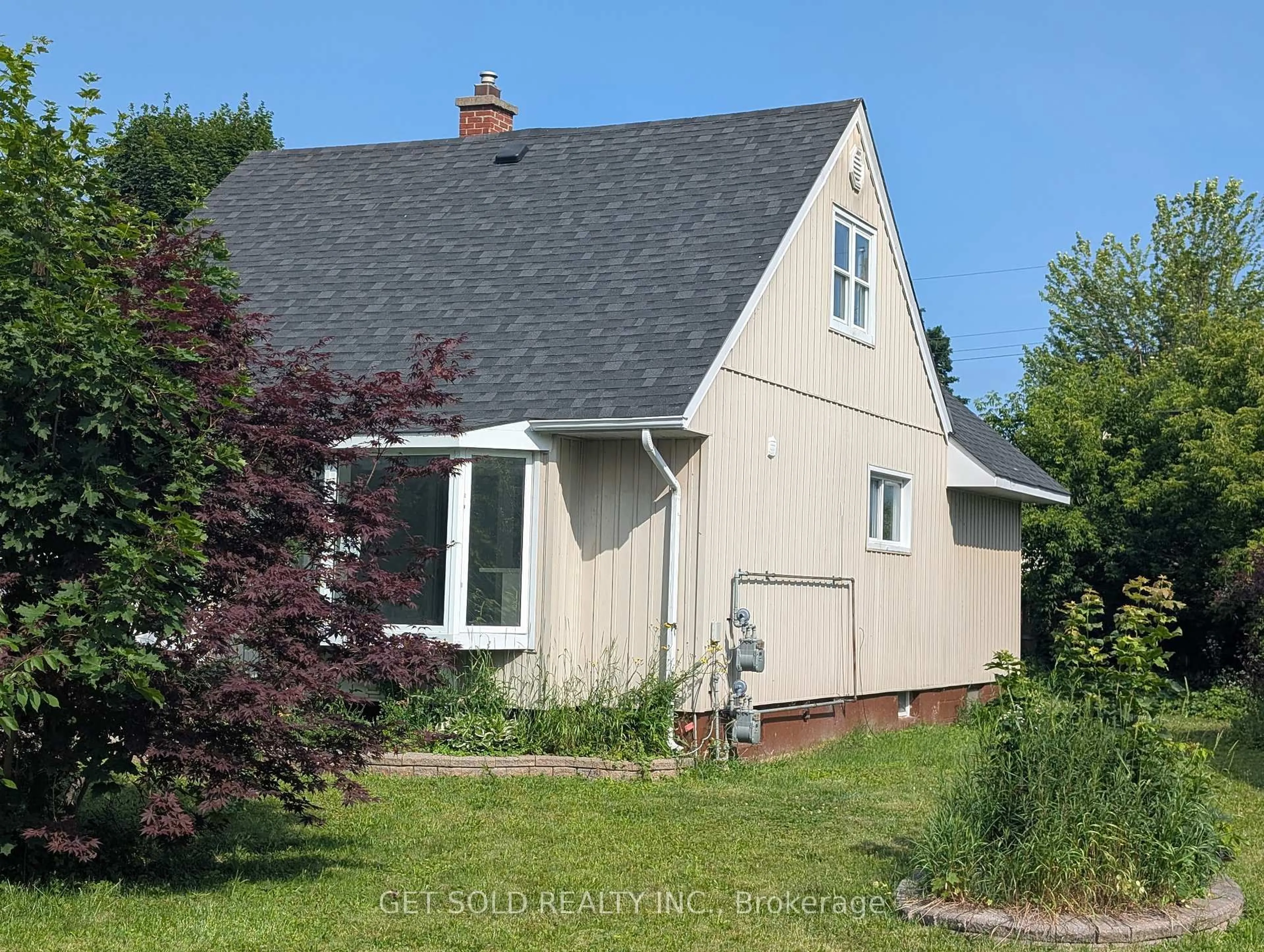 A pic from outside/outdoor area/front of a property/back of a property/a pic from drone, street for 319 Oxford St, Orillia Ontario L3V 1H8