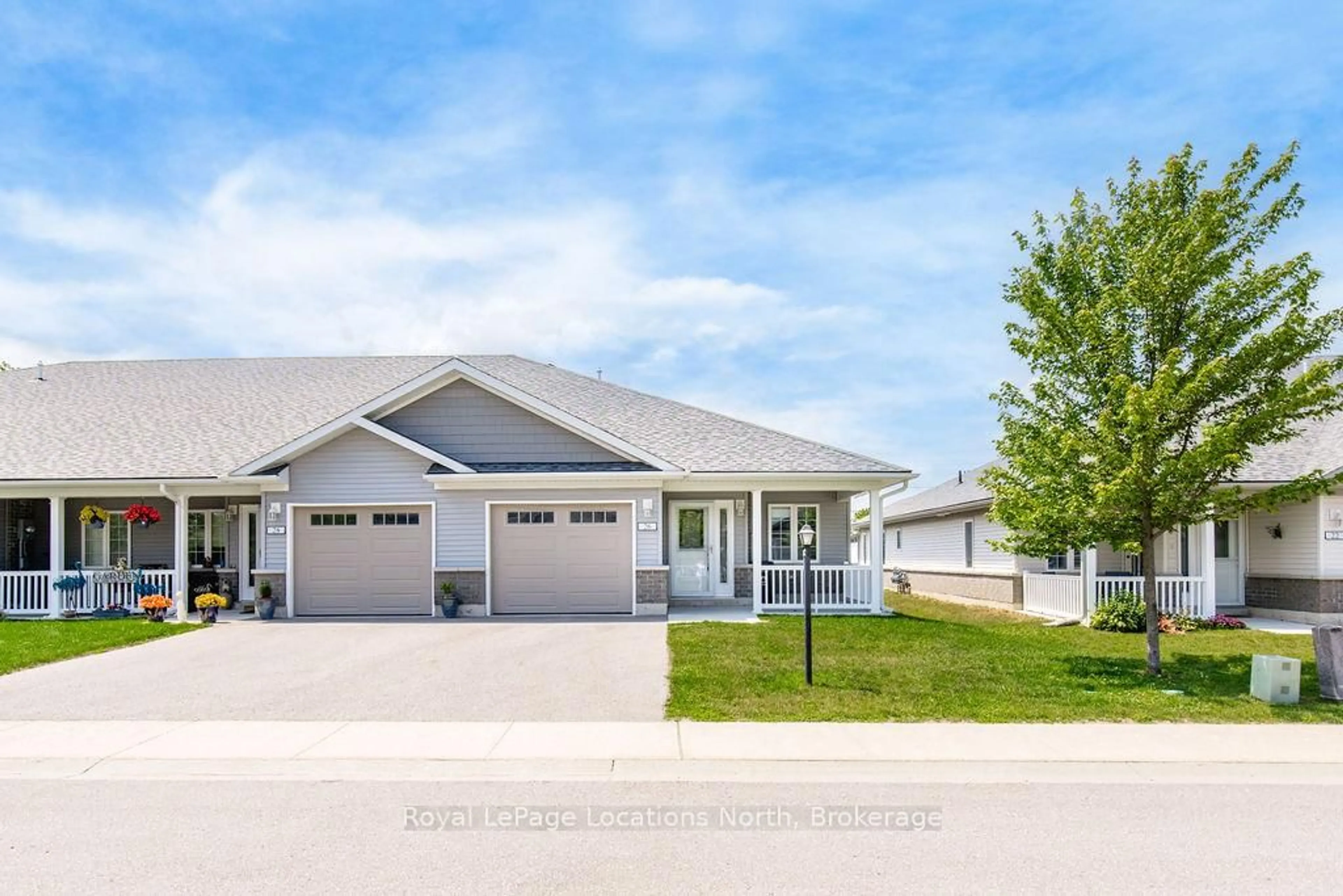 Home with vinyl exterior material, street for 26 Ivy Cres, Wasaga Beach Ontario L9Z 0H8