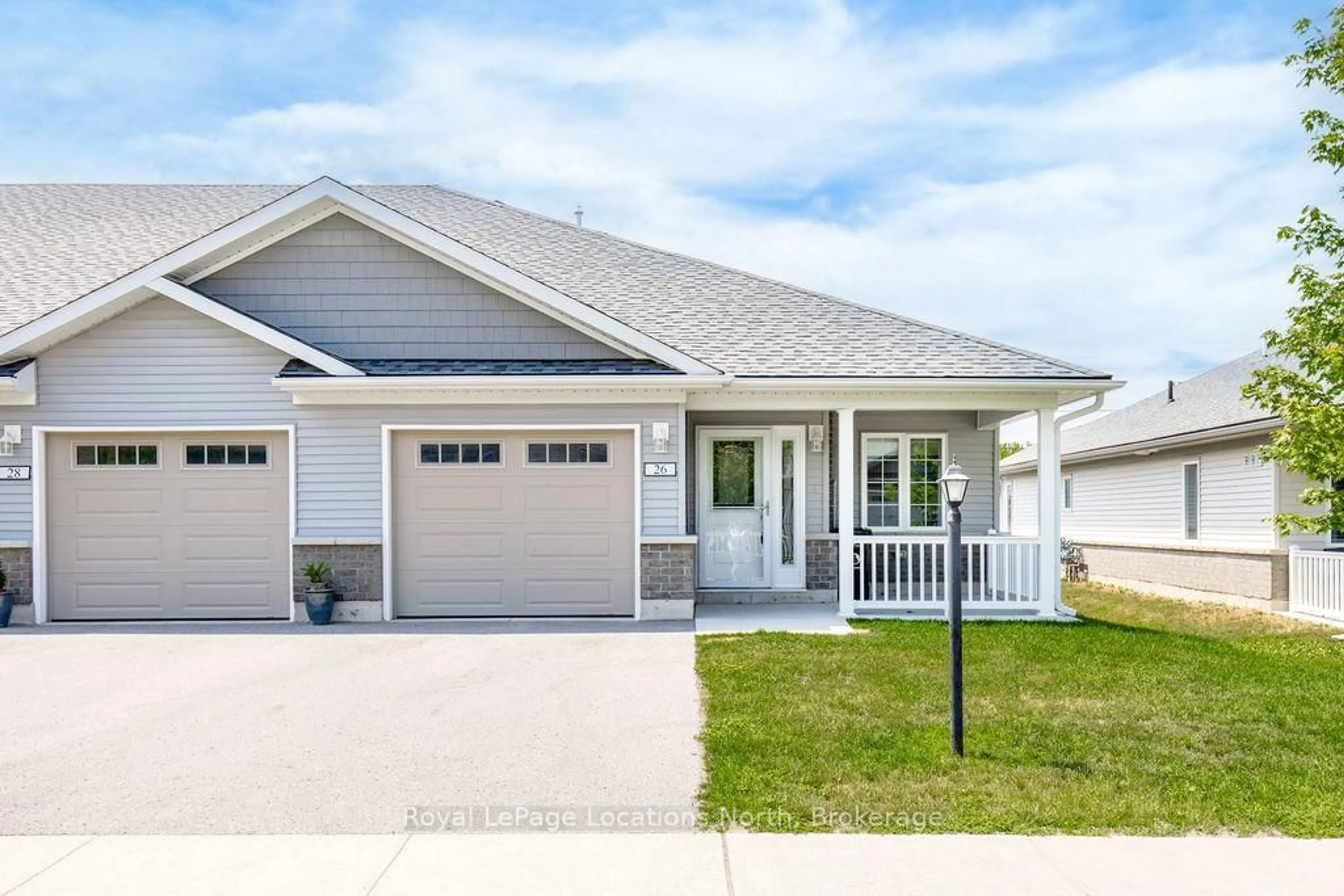 Home with vinyl exterior material, street for 26 Ivy Cres, Wasaga Beach Ontario L9Z 0H8