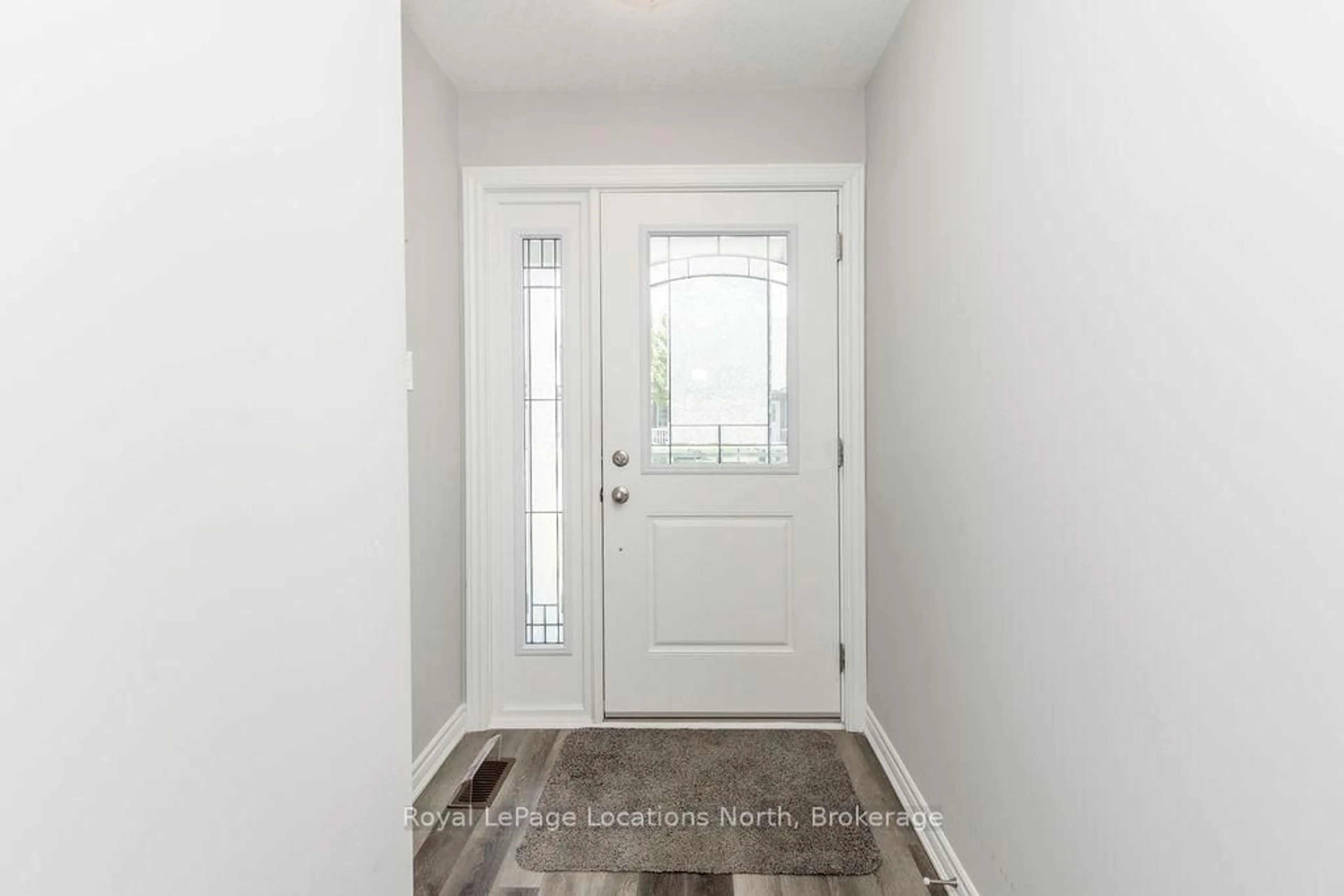 Indoor entryway for 26 Ivy Cres, Wasaga Beach Ontario L9Z 0H8