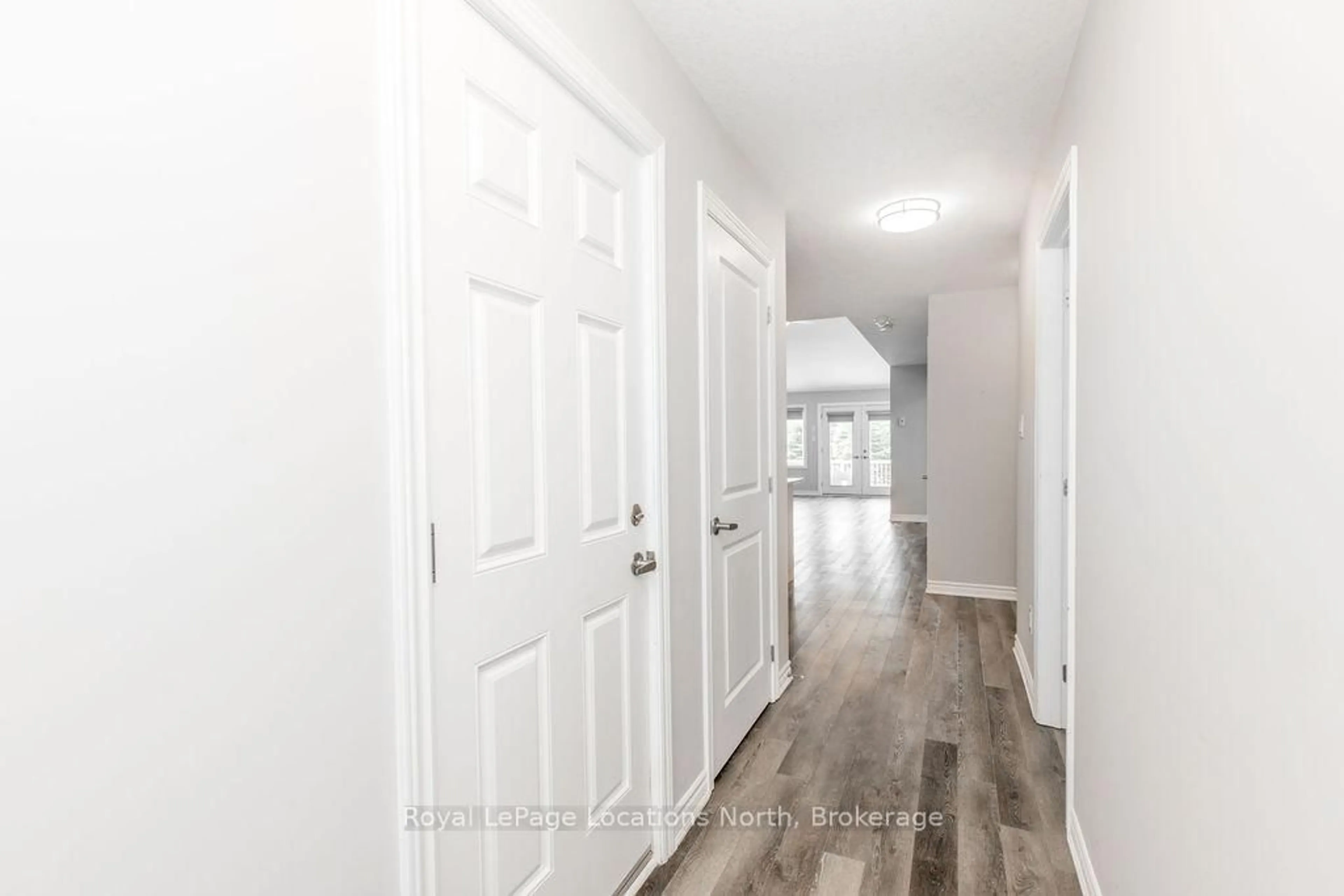 Indoor entryway for 26 Ivy Cres, Wasaga Beach Ontario L9Z 0H8