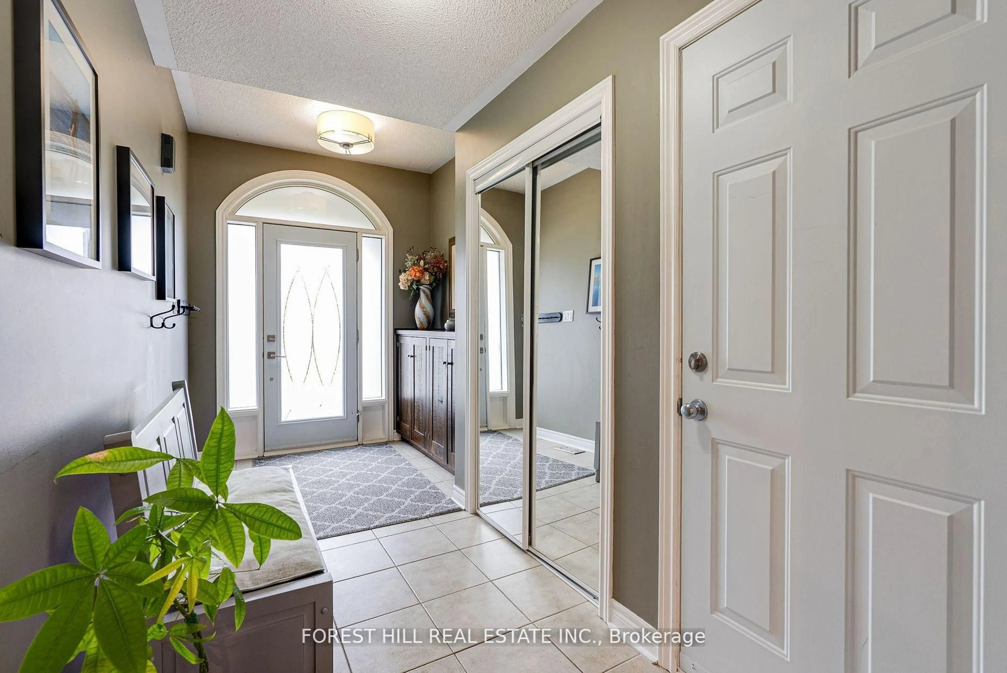Indoor entryway for 44 Prince Of Wales Dr, Barrie Ontario L4N 0T1