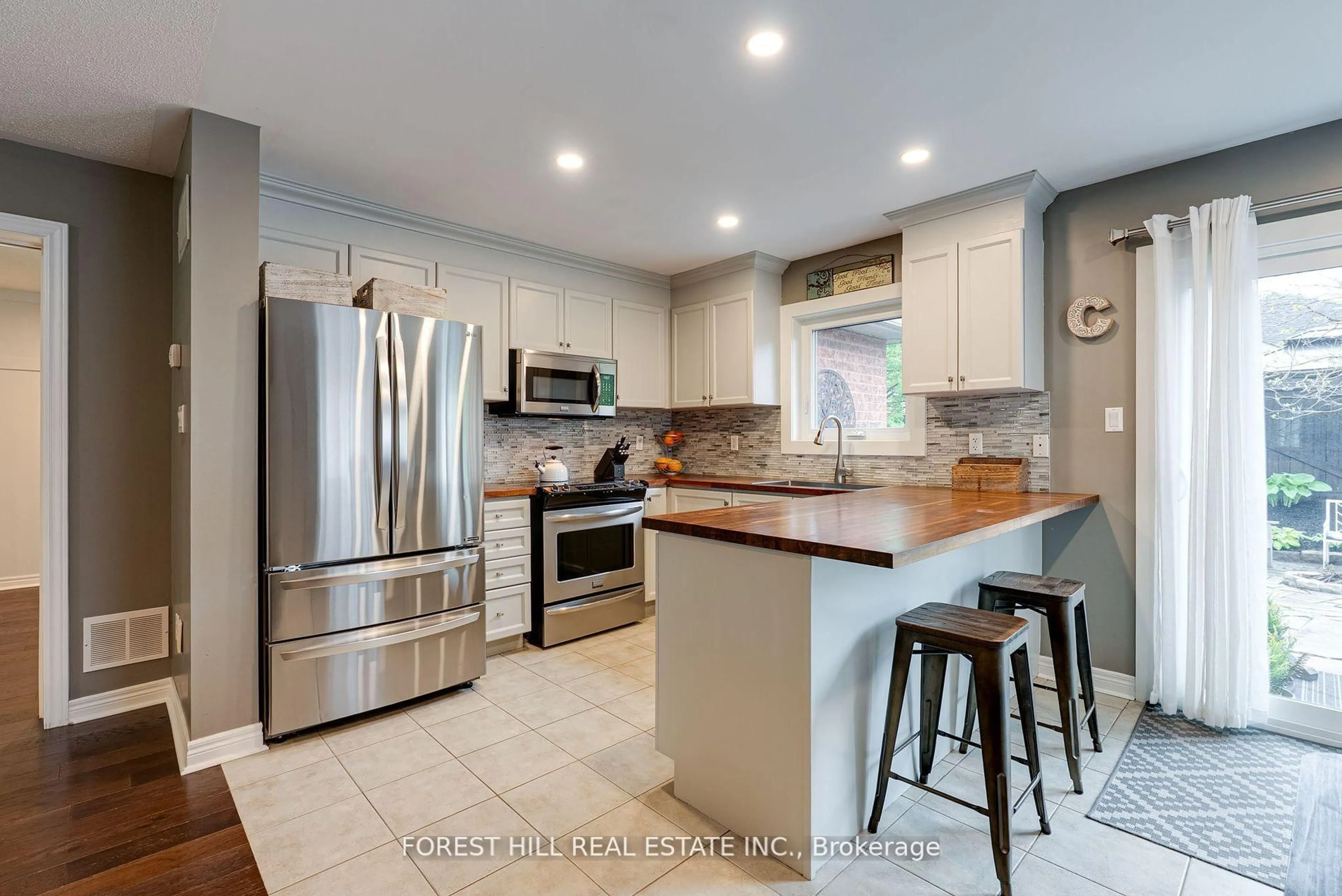 Open concept kitchen, ceramic/tile floor for 44 Prince Of Wales Dr, Barrie Ontario L4N 0T1