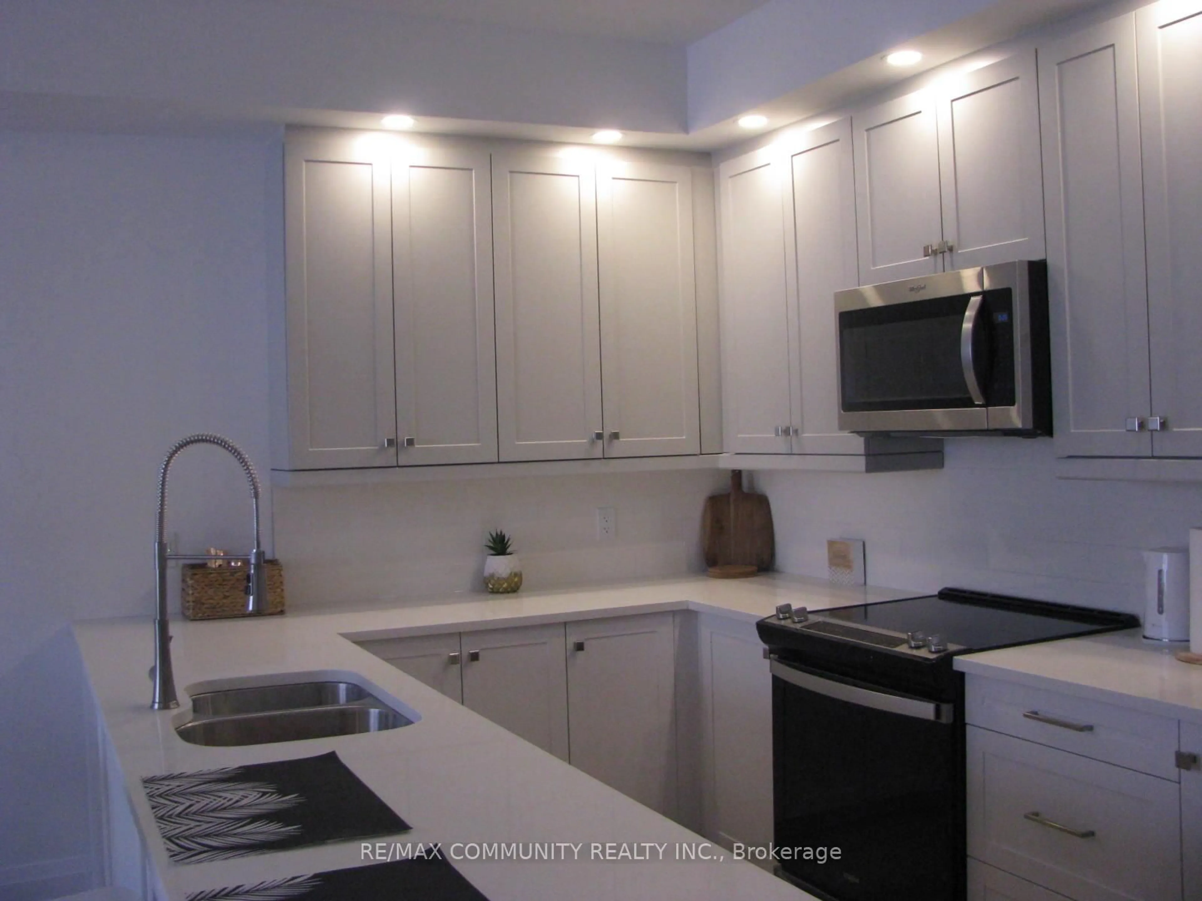 Standard kitchen, unknown for 31 Discovery Tr, Midland Ontario L4R 0H3