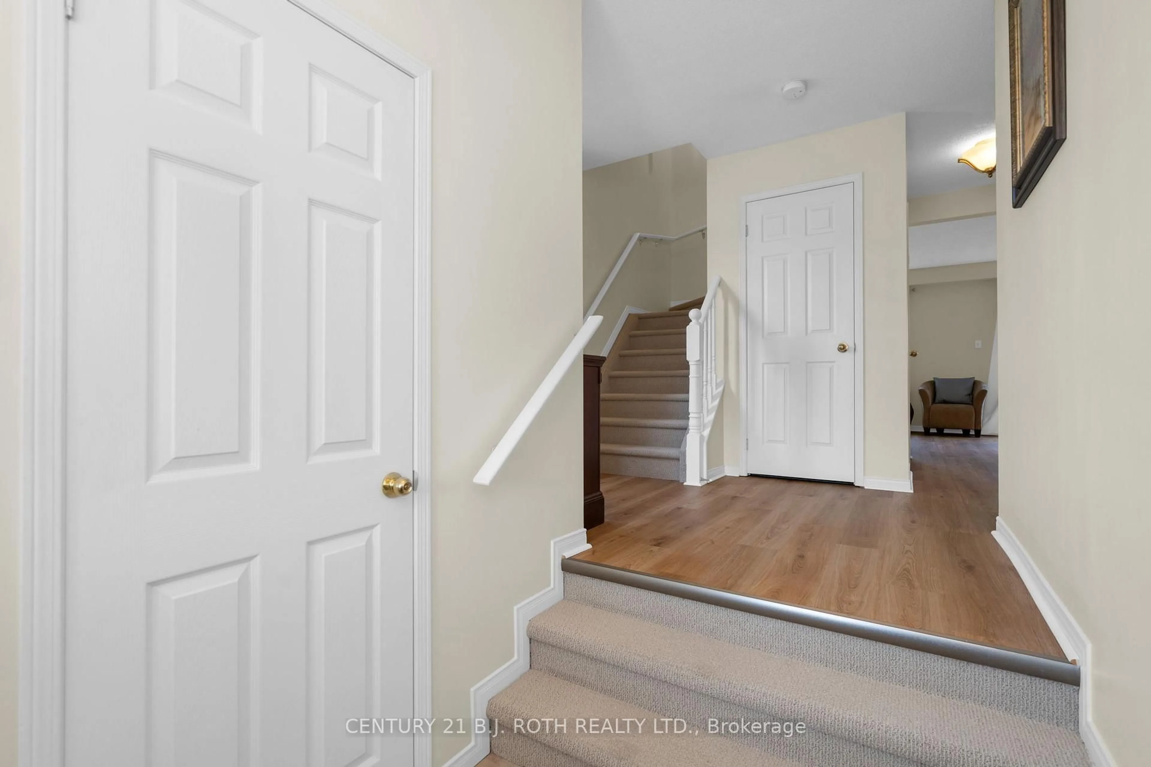 Indoor entryway for 105 Southwinds Cres, Midland Ontario L4R 0A1