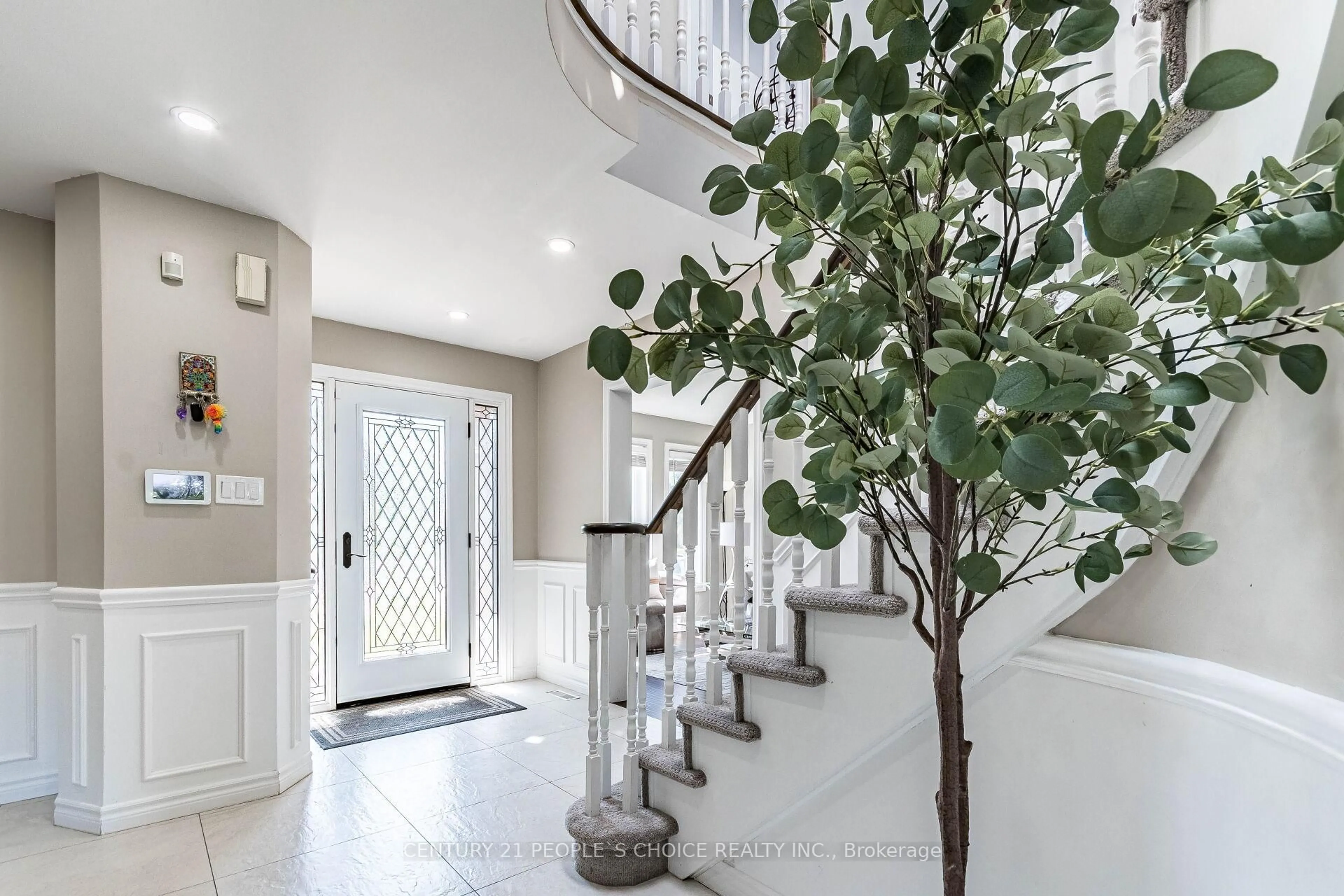 Indoor entryway for 414 Cundles Rd, Barrie Ontario L4N 7C2