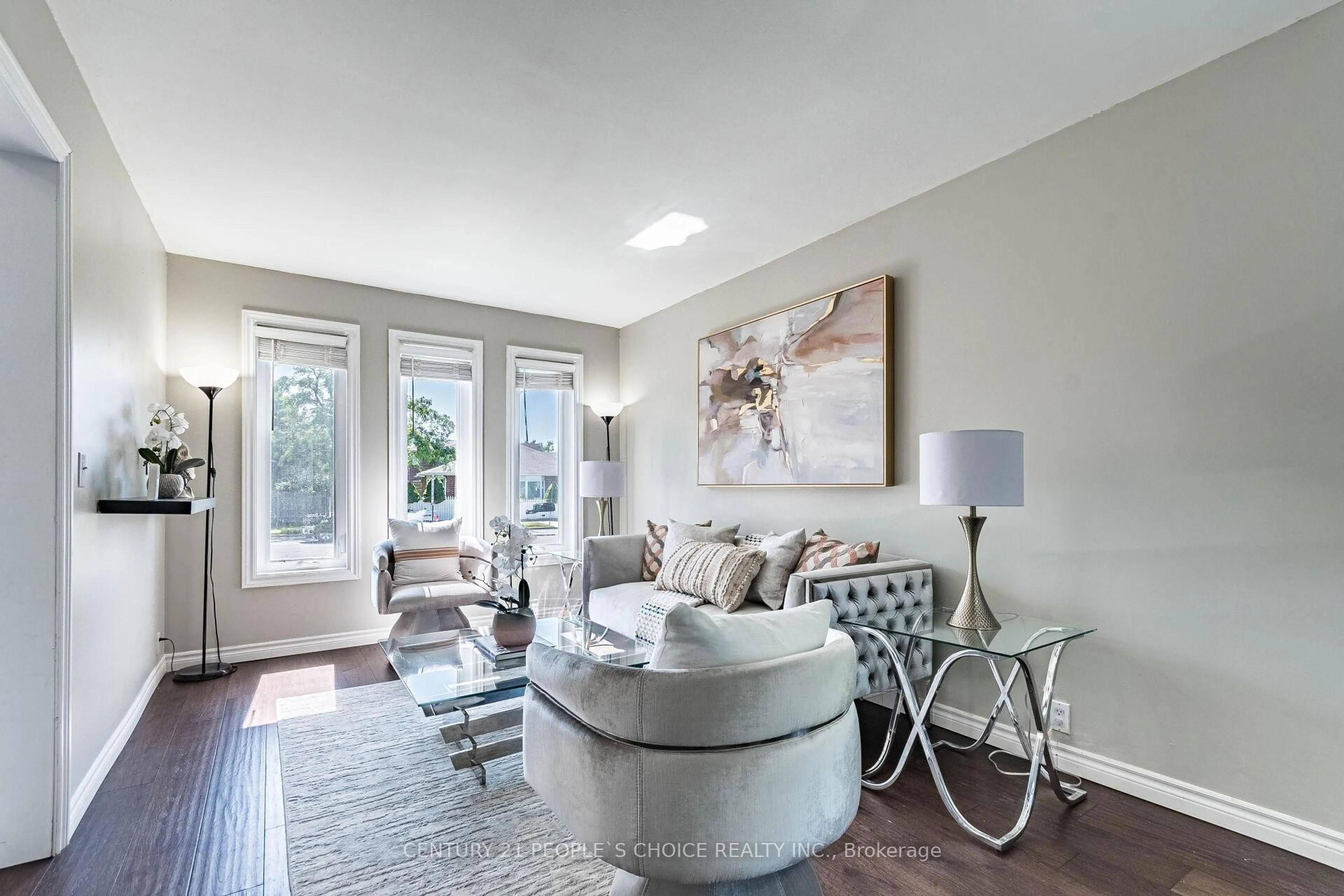 Living room with furniture, unknown for 414 Cundles Rd, Barrie Ontario L4N 7C2