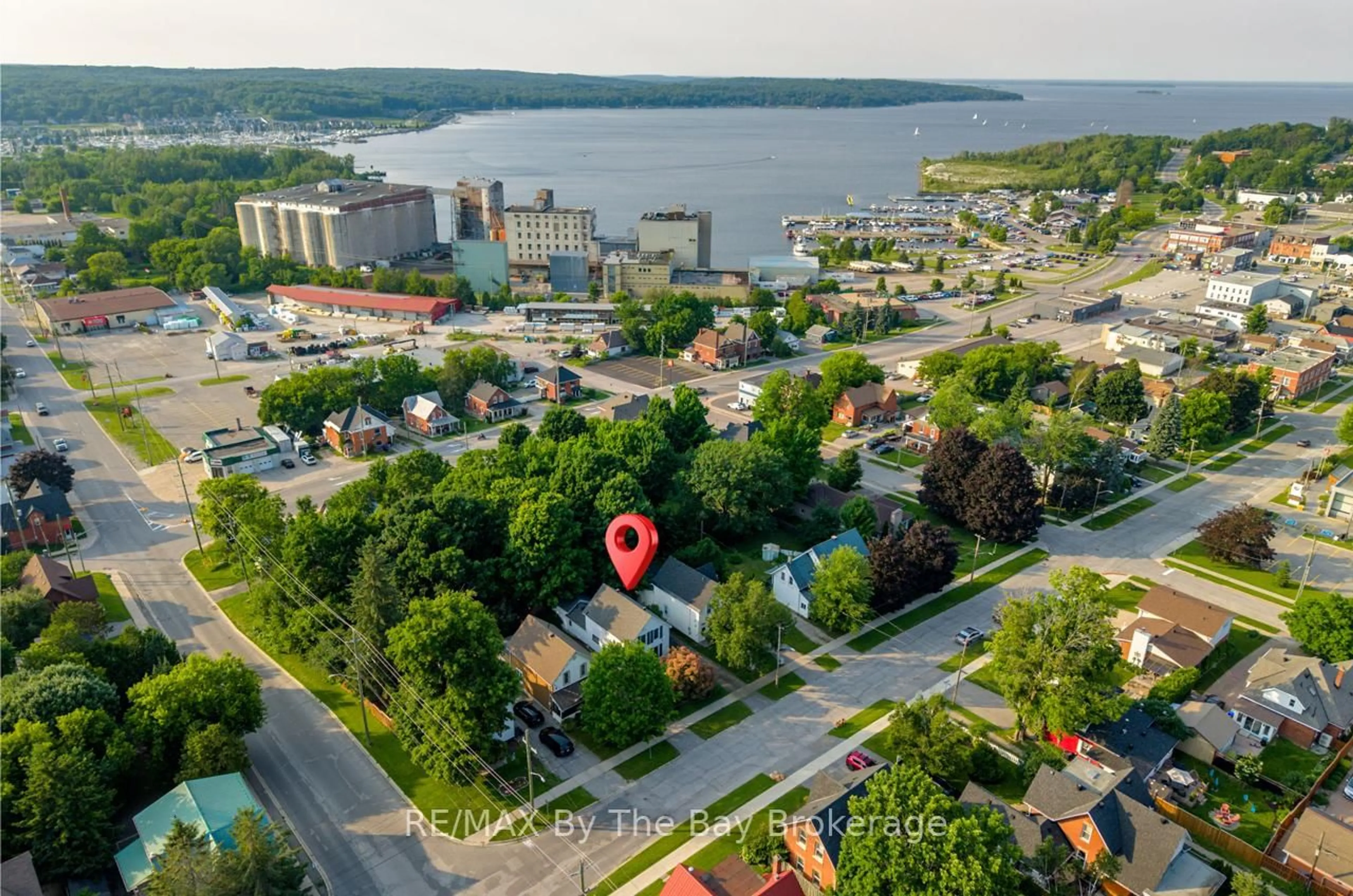 A pic from outside/outdoor area/front of a property/back of a property/a pic from drone, unknown for 616 Dominion Ave, Midland Ontario L4R 1R4