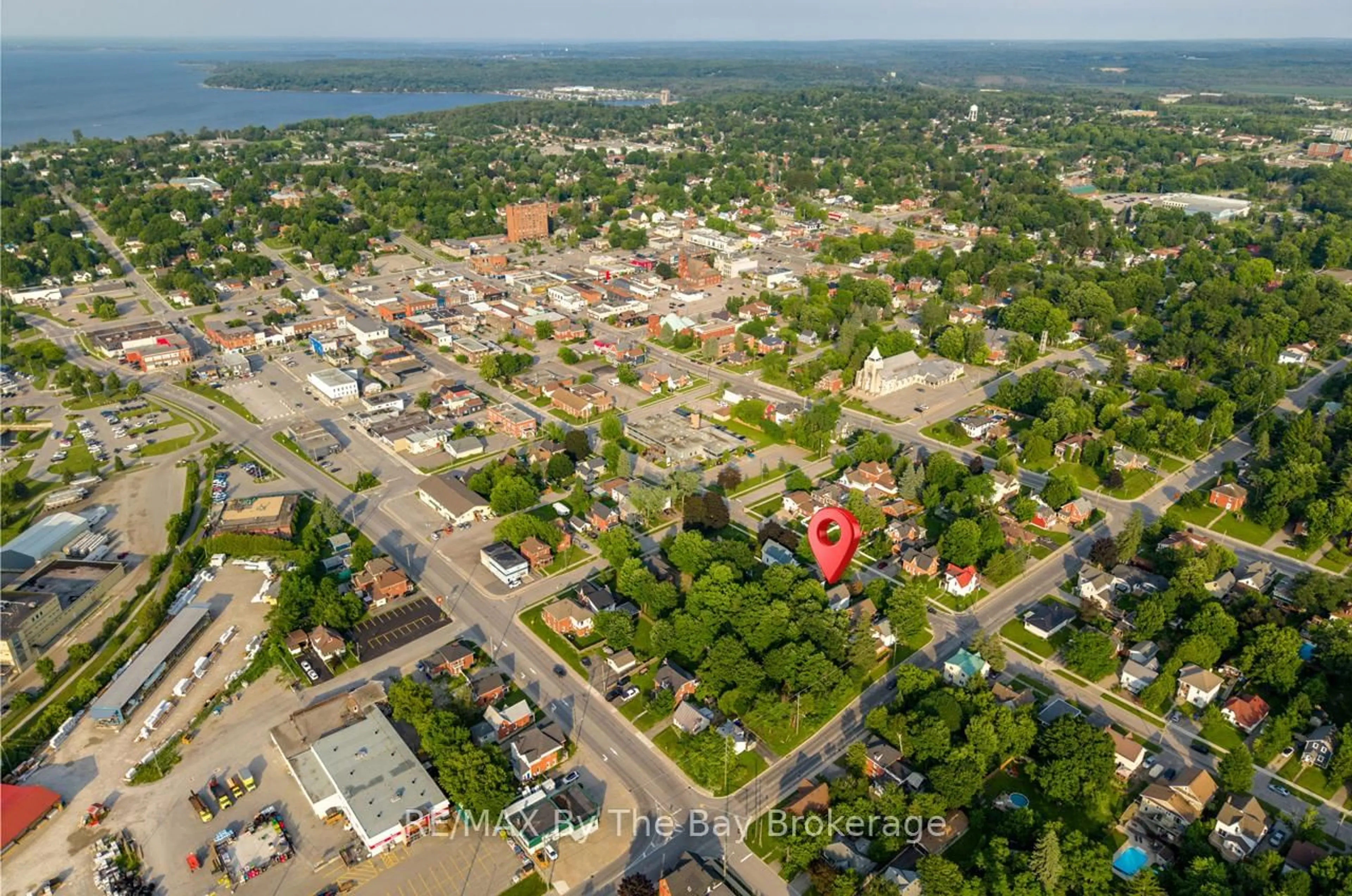 A pic from outside/outdoor area/front of a property/back of a property/a pic from drone, street for 616 Dominion Ave, Midland Ontario L4R 1R4