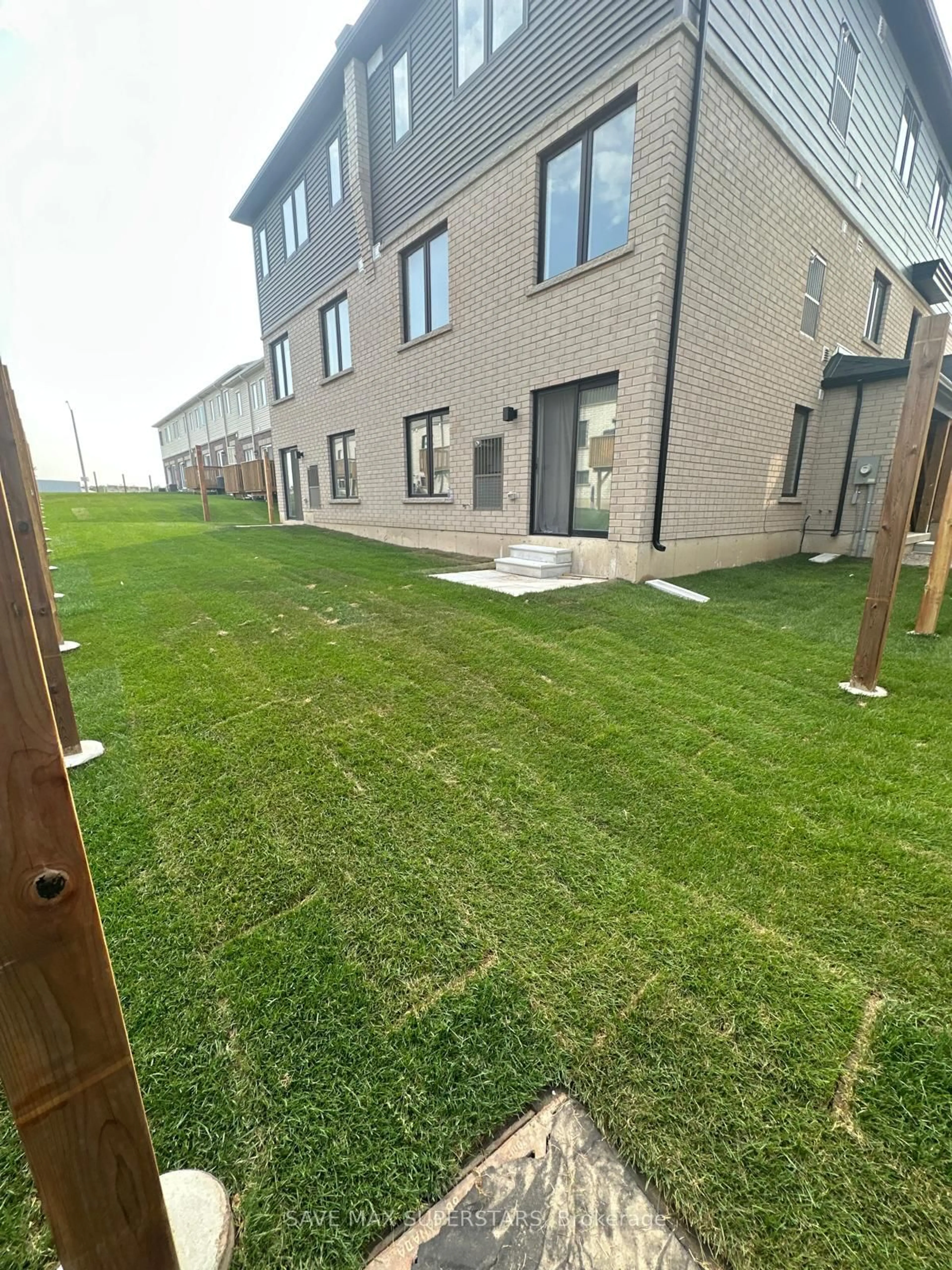 A pic from outside/outdoor area/front of a property/back of a property/a pic from drone, street for 14 WAGON Lane #1, Barrie Ontario L9J 0V1