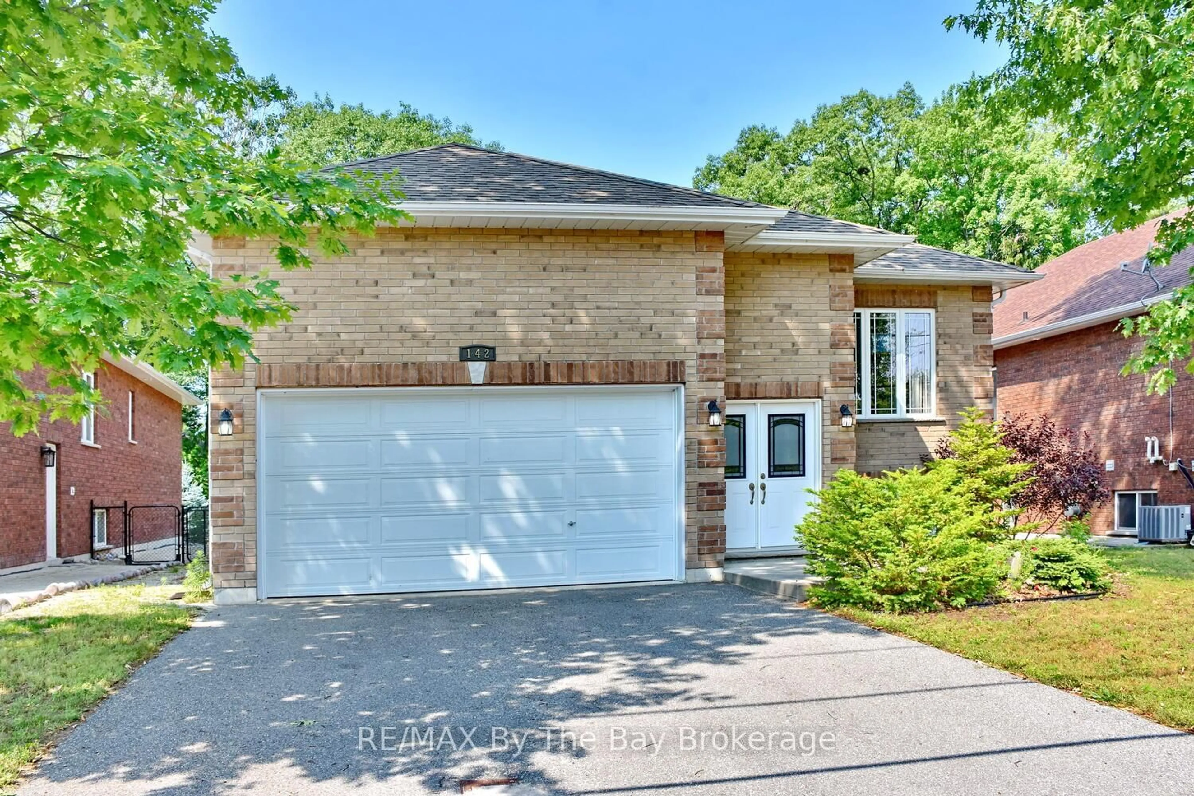 Home with brick exterior material, street for 142 Sunnidale Rd, Wasaga Beach Ontario L9Z 2S8