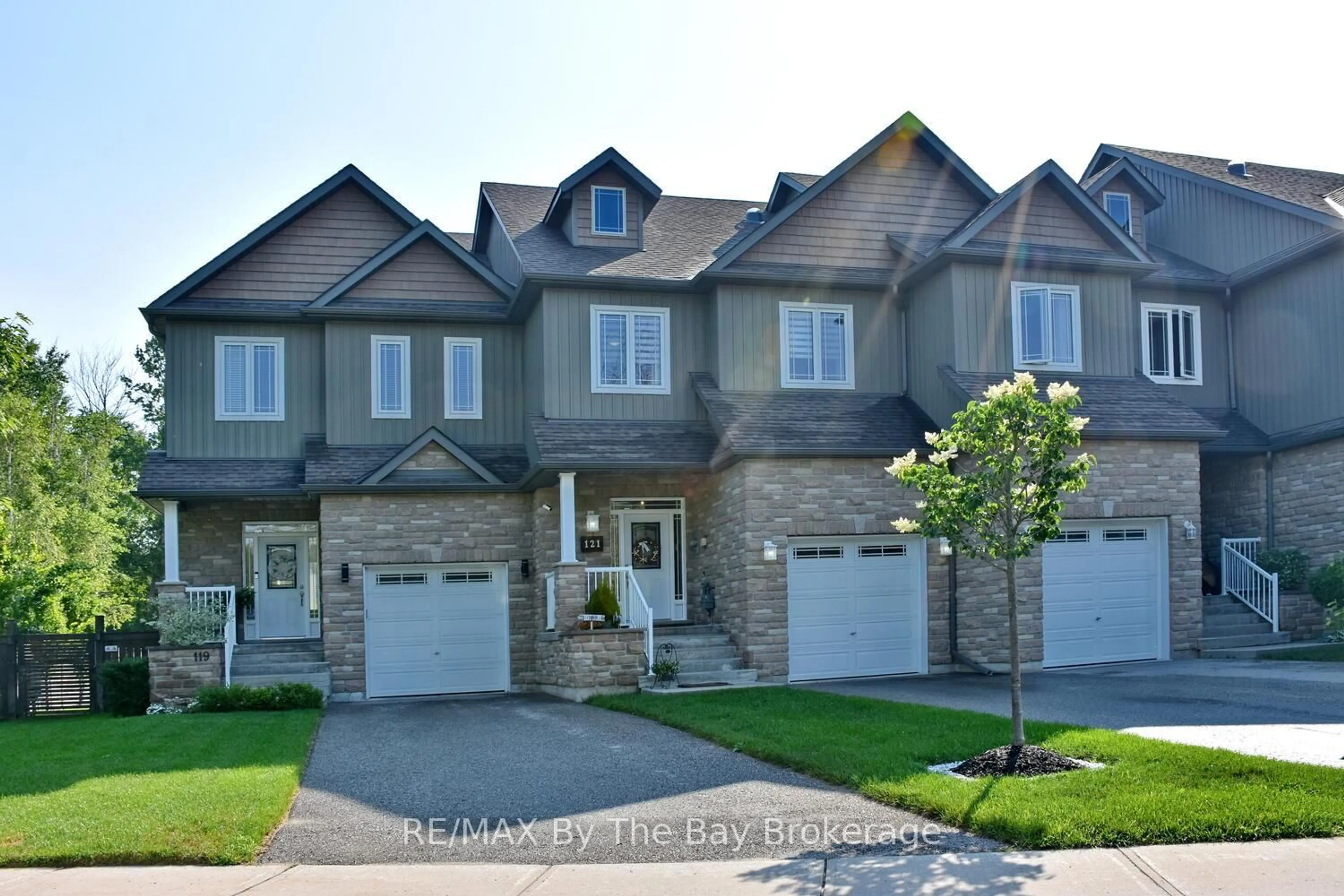 Home with brick exterior material, street for 121 45th St, Wasaga Beach Ontario L9Z 1Z4
