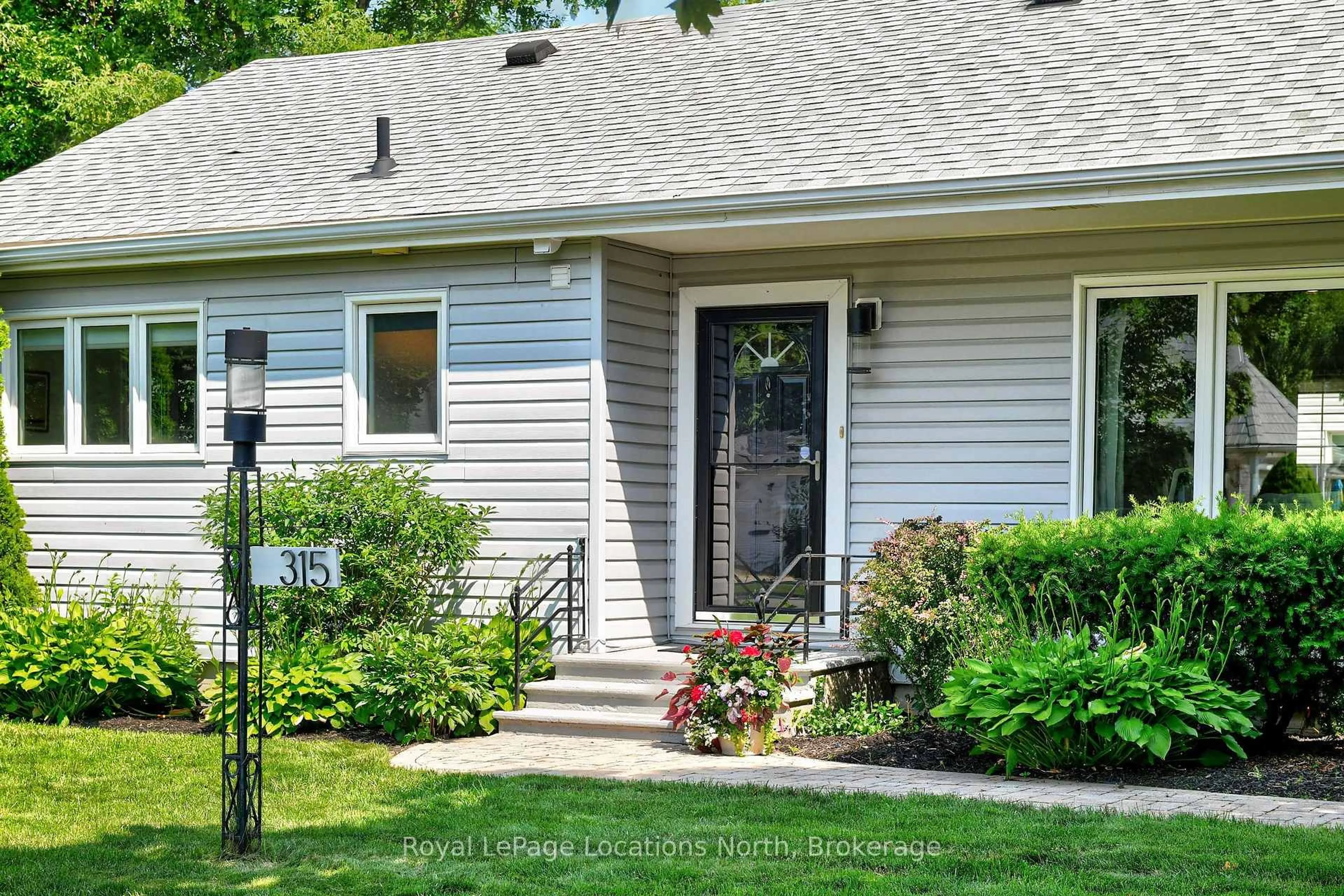 Home with vinyl exterior material, street for 315 Fifth St, Collingwood Ontario L9Y 1X9